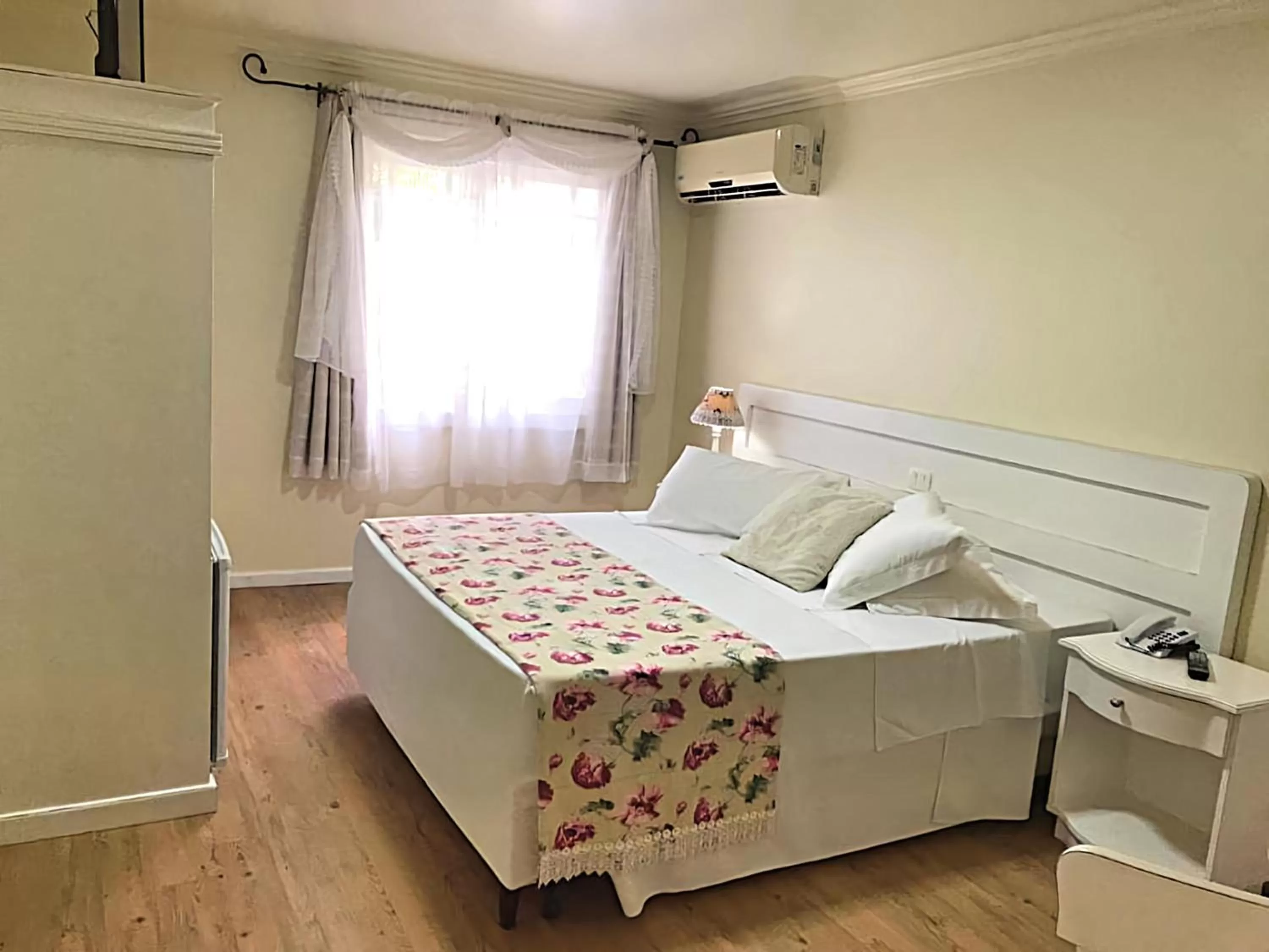 Photo of the whole room, Bed in Pousada dos Anjos