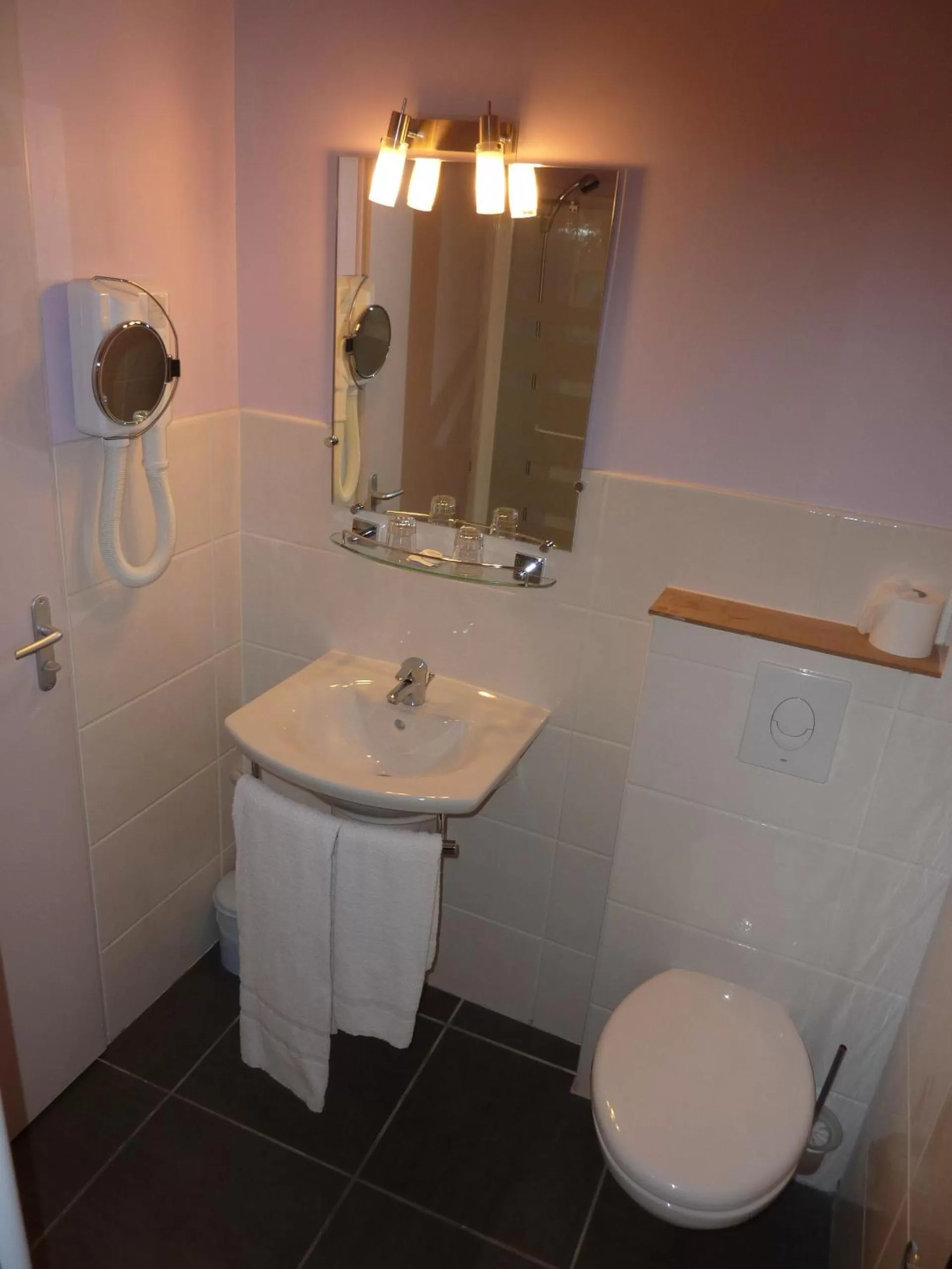 Bathroom in Urban Style, Hôtel Le Cheval Noir, Saint-Étienne