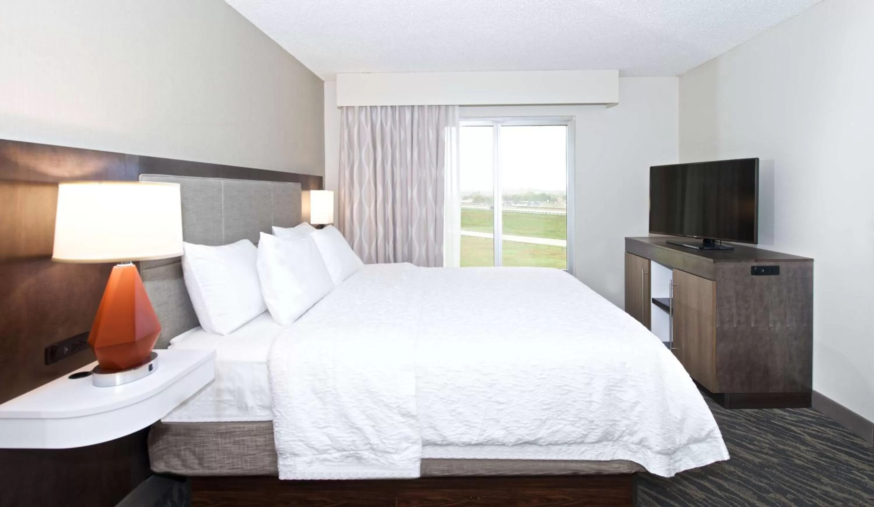 Bed in Hampton Inn & Suites N Ft Worth-Alliance Airport