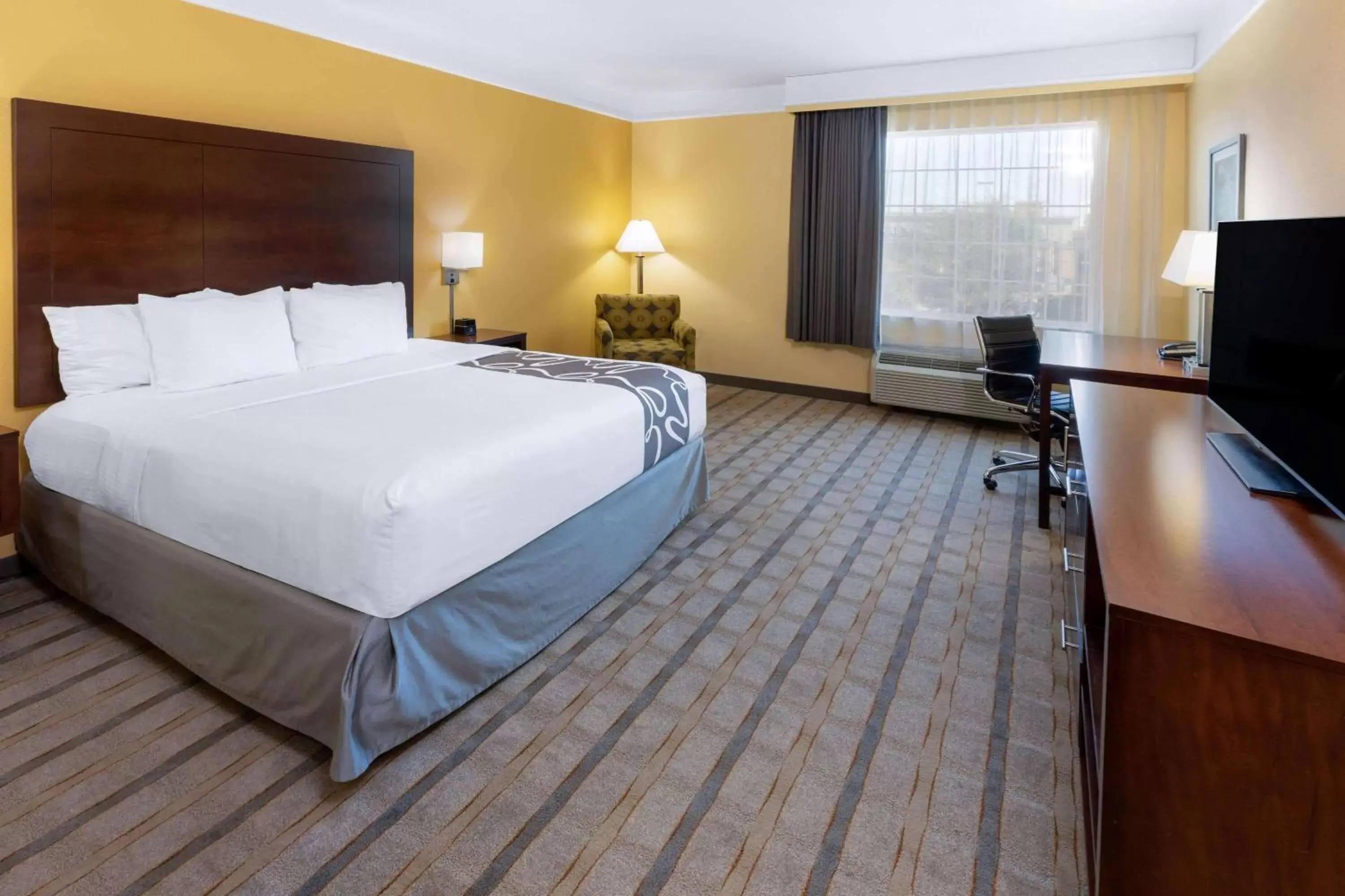 Deluxe King Room with Mobility/Hearing Impaired Access - Non-Smoking in La Quinta by Wyndham Houston NW Beltway8/WestRD Deluxe King Room with Mobility/Hearing Impaired Access - Non-Smoking in La Quinta by Wyndham Houston NW Beltway8/WestRD