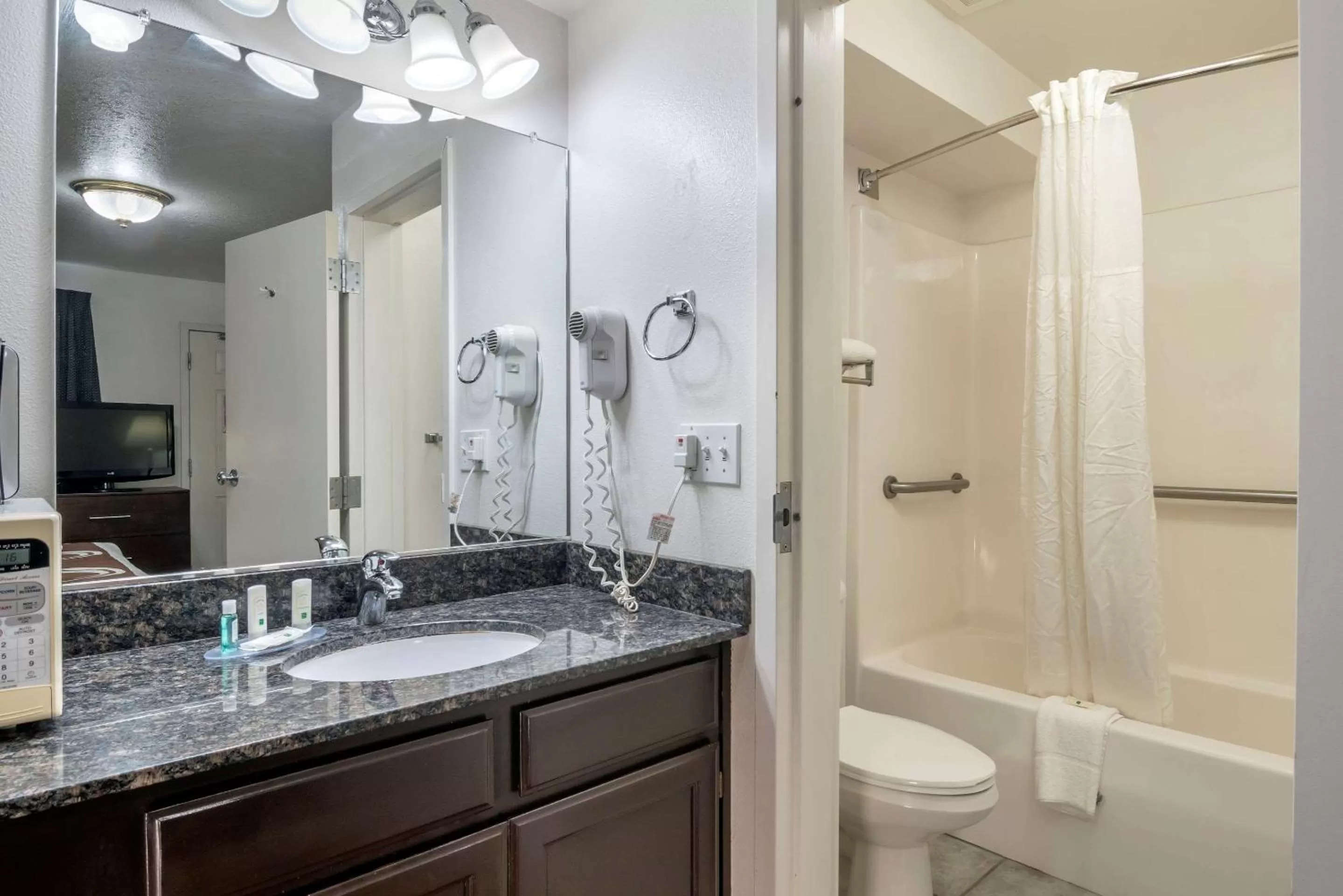 Bathroom in Quality Inn Central Roseburg