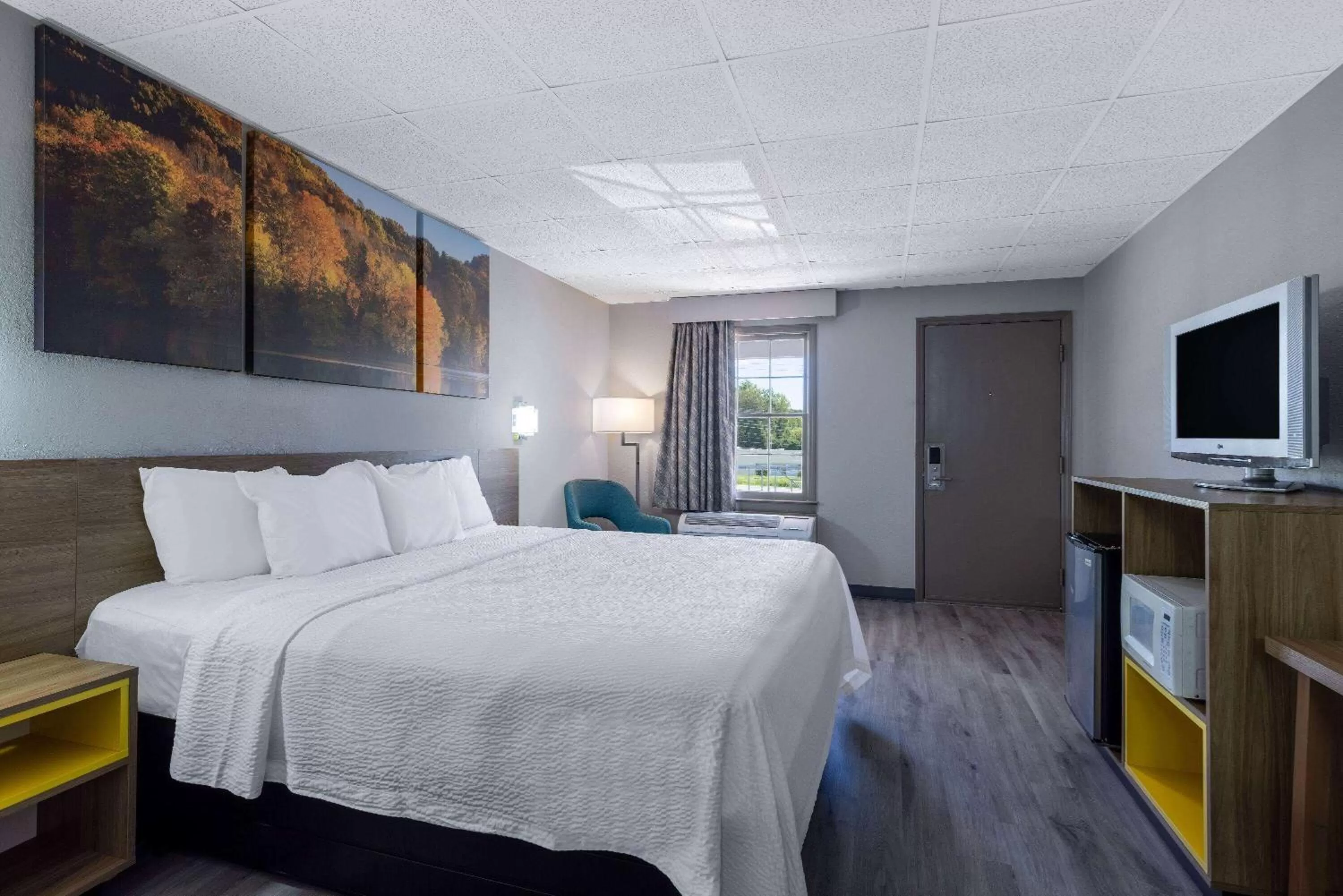 Photo of the whole room, Bed in Days Inn by Wyndham Lincolnton