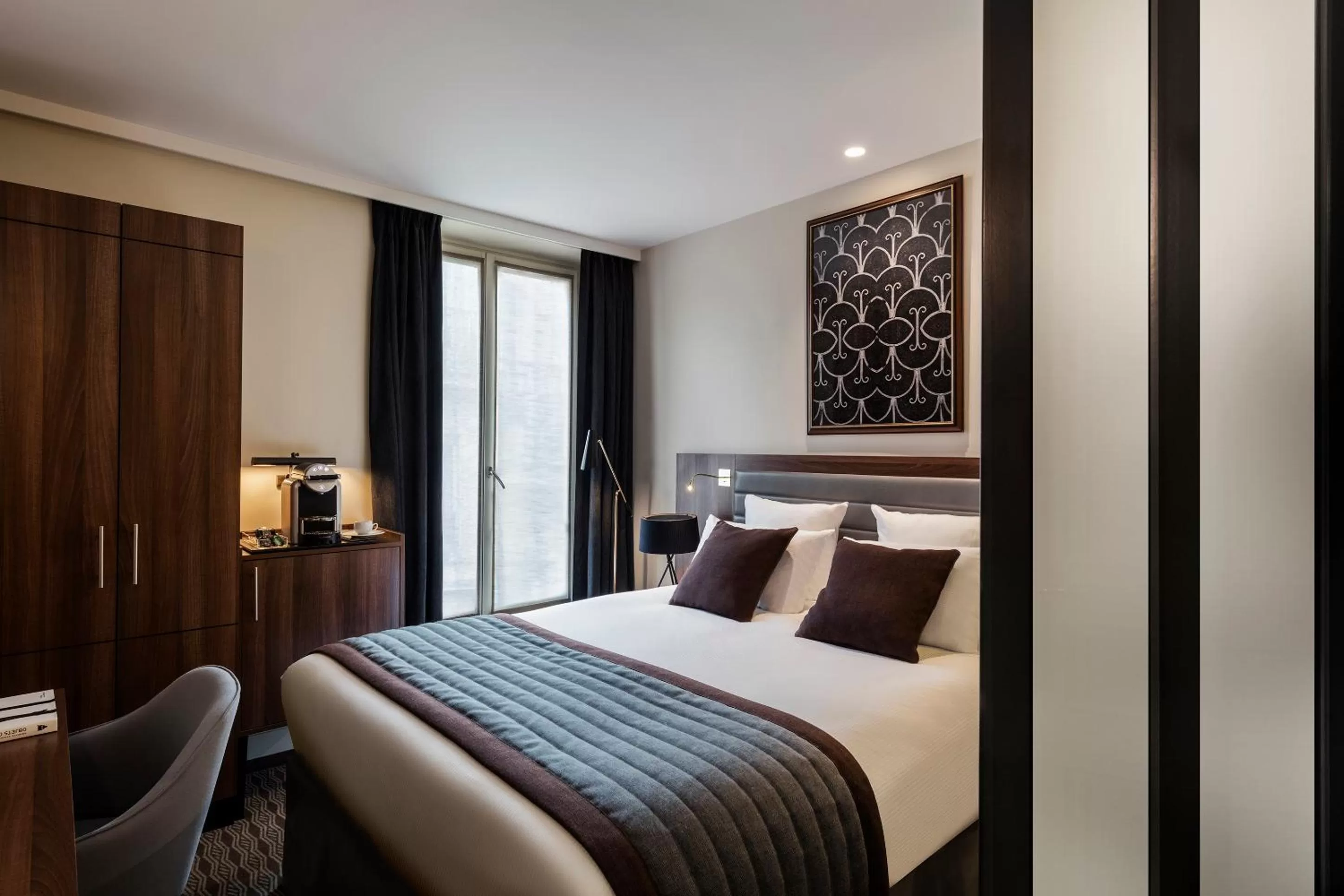 Decorative detail, Bed in Hôtel Mayflower Opera