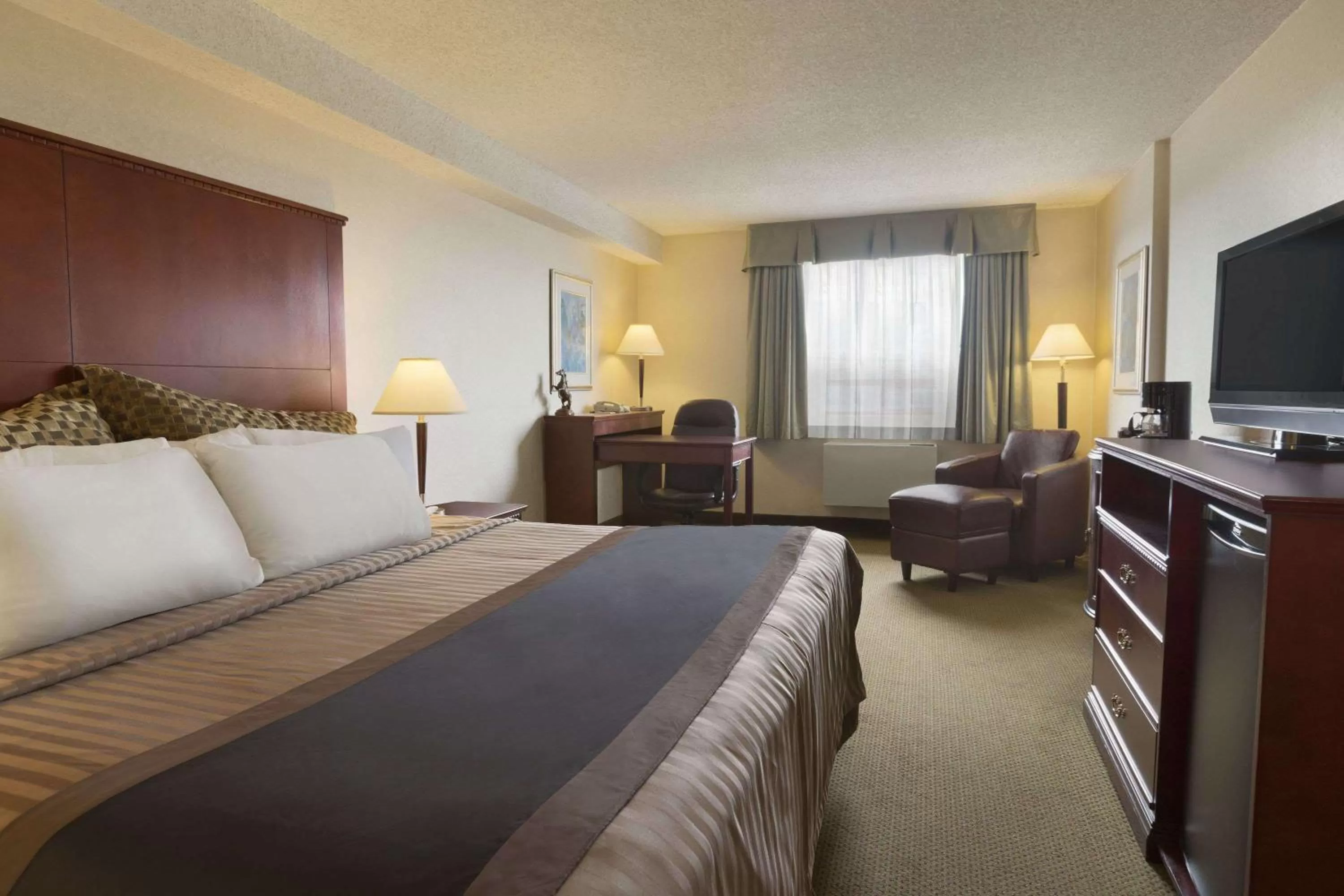 Photo of the whole room, Bed in Travelodge Hotel by Wyndham Vancouver Airport