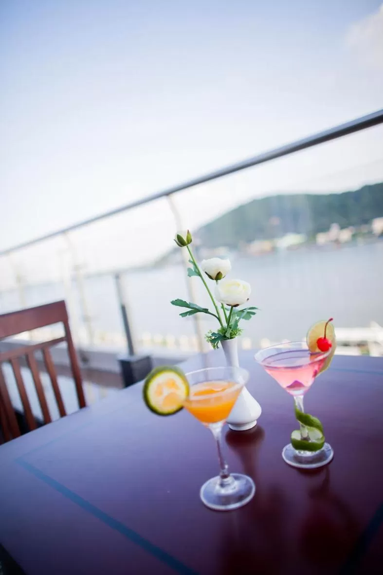 Lounge or bar in River Hotel