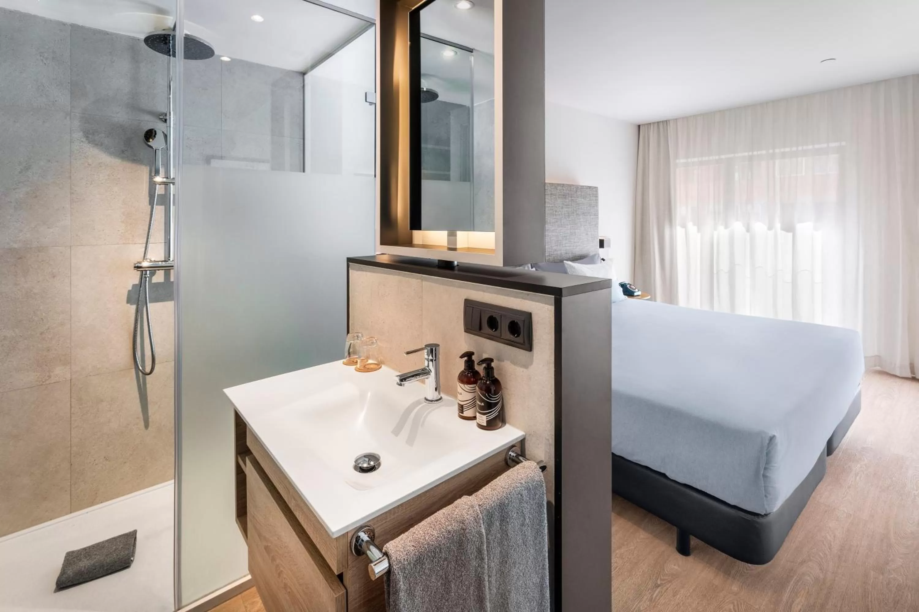 Shower, Bed in INNSiDE by Meliá Zaragoza