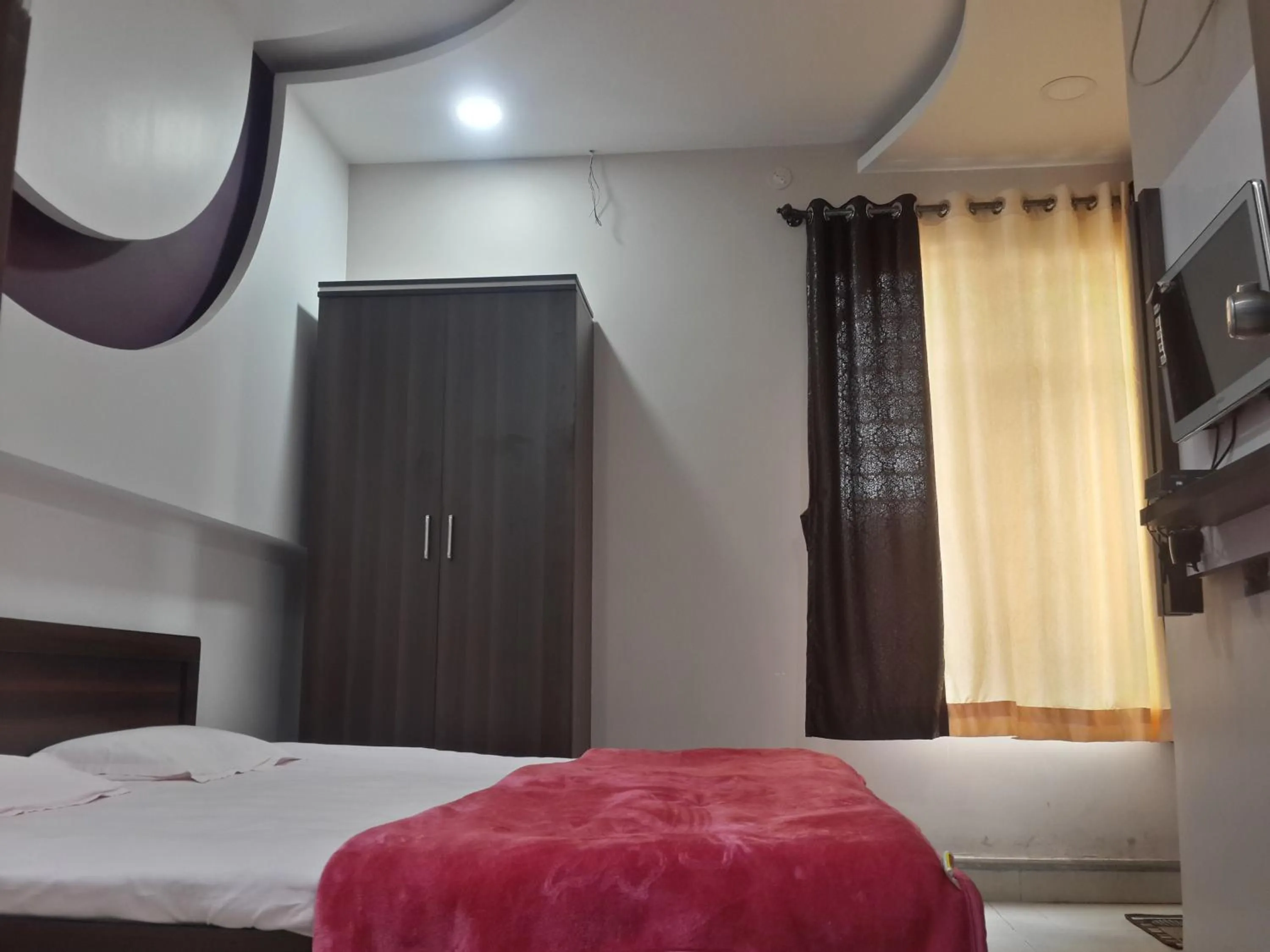 Bathroom, Bed in Hotel Holiday Era Opposite Railway Station