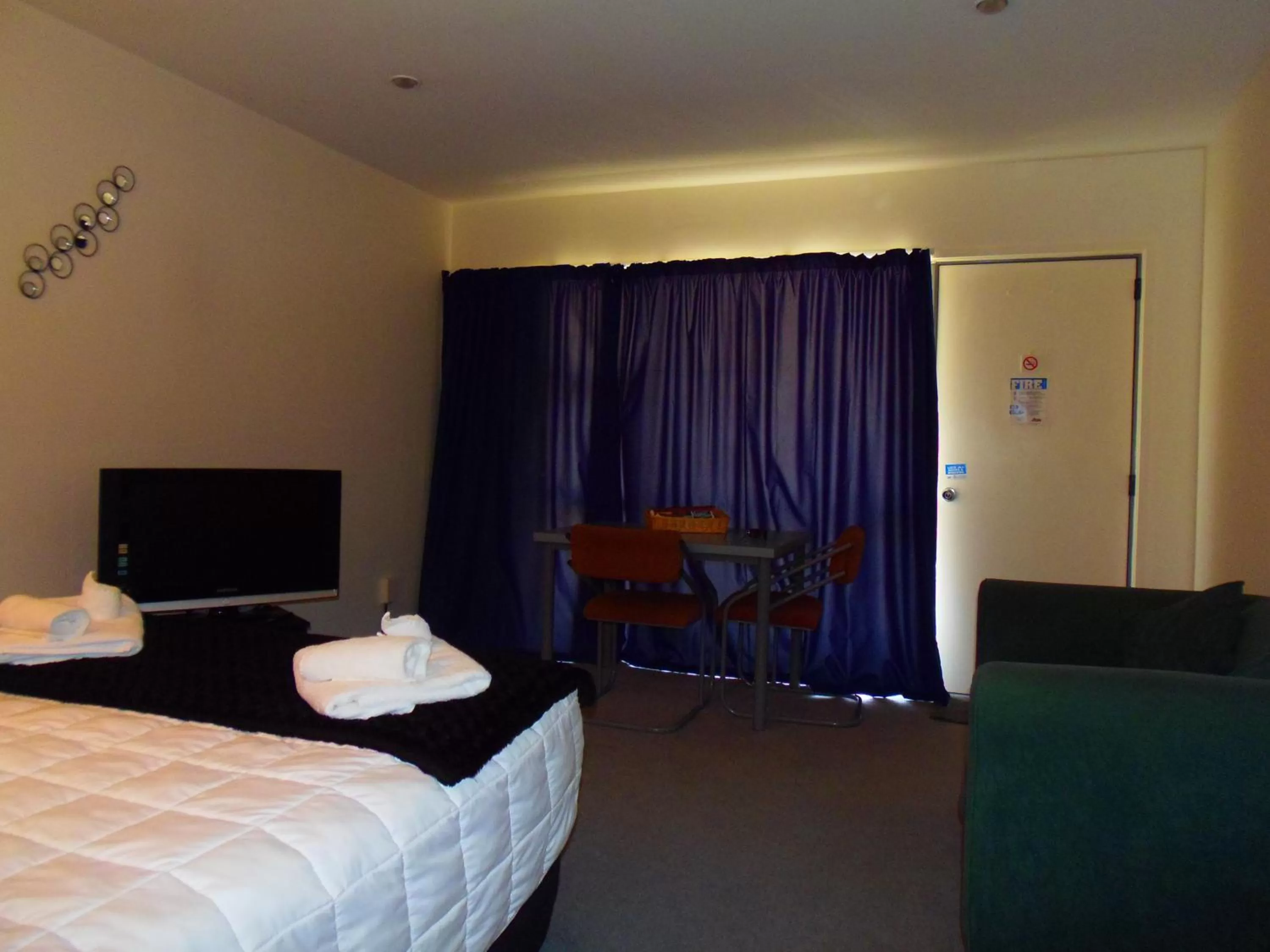 Dining area, Bed in Kapiti Lindale Motel and Conference Centre