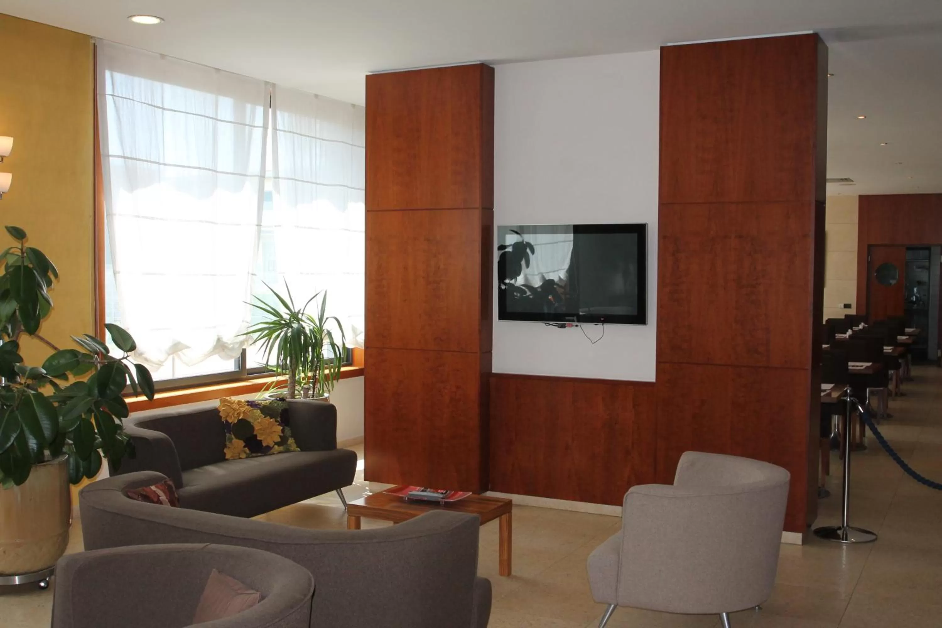 Communal lounge/ TV room in MH Hotel Piacenza Fiera