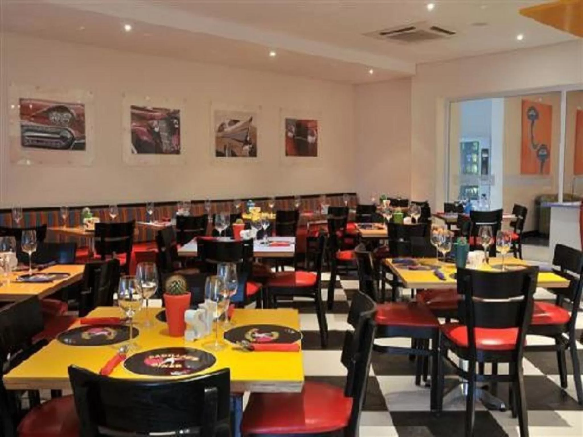 Restaurant/places to eat in Premier Splendid Inn Bayshore