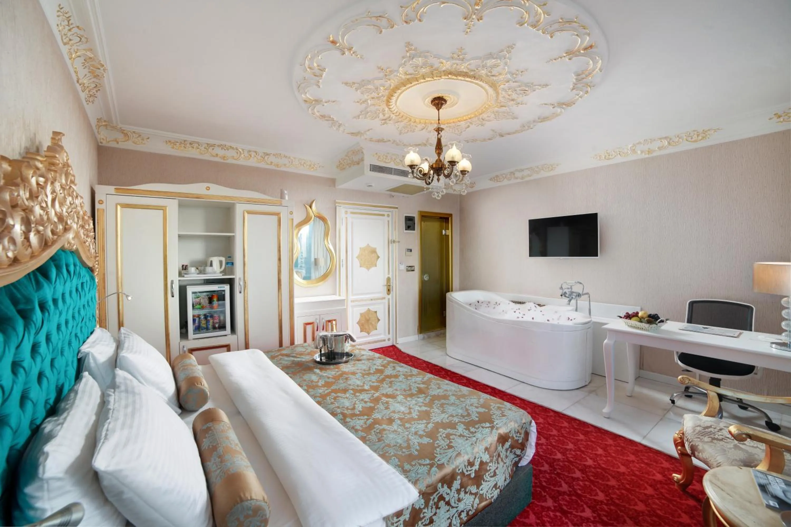 Photo of the whole room, Bed in White Monarch Hotel