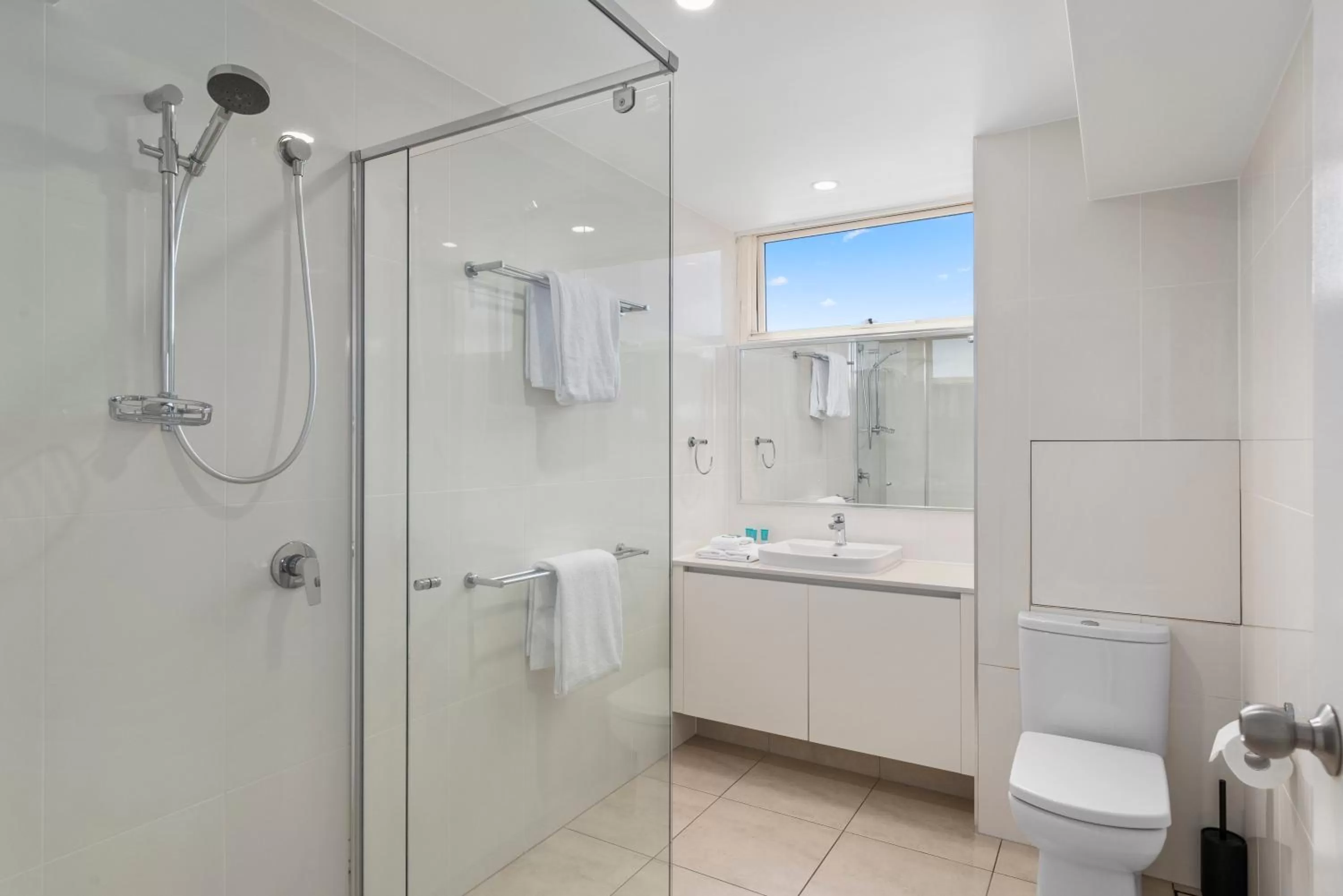 Deluxe One-Bedroom Apartment with Ocean View in 84 The Spit Holiday Apartments