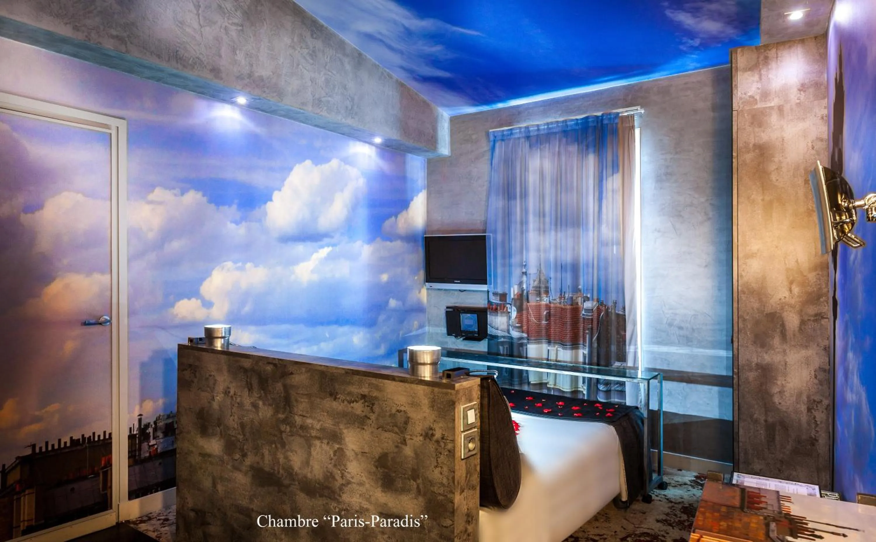 Bed in Apostrophe Hôtel