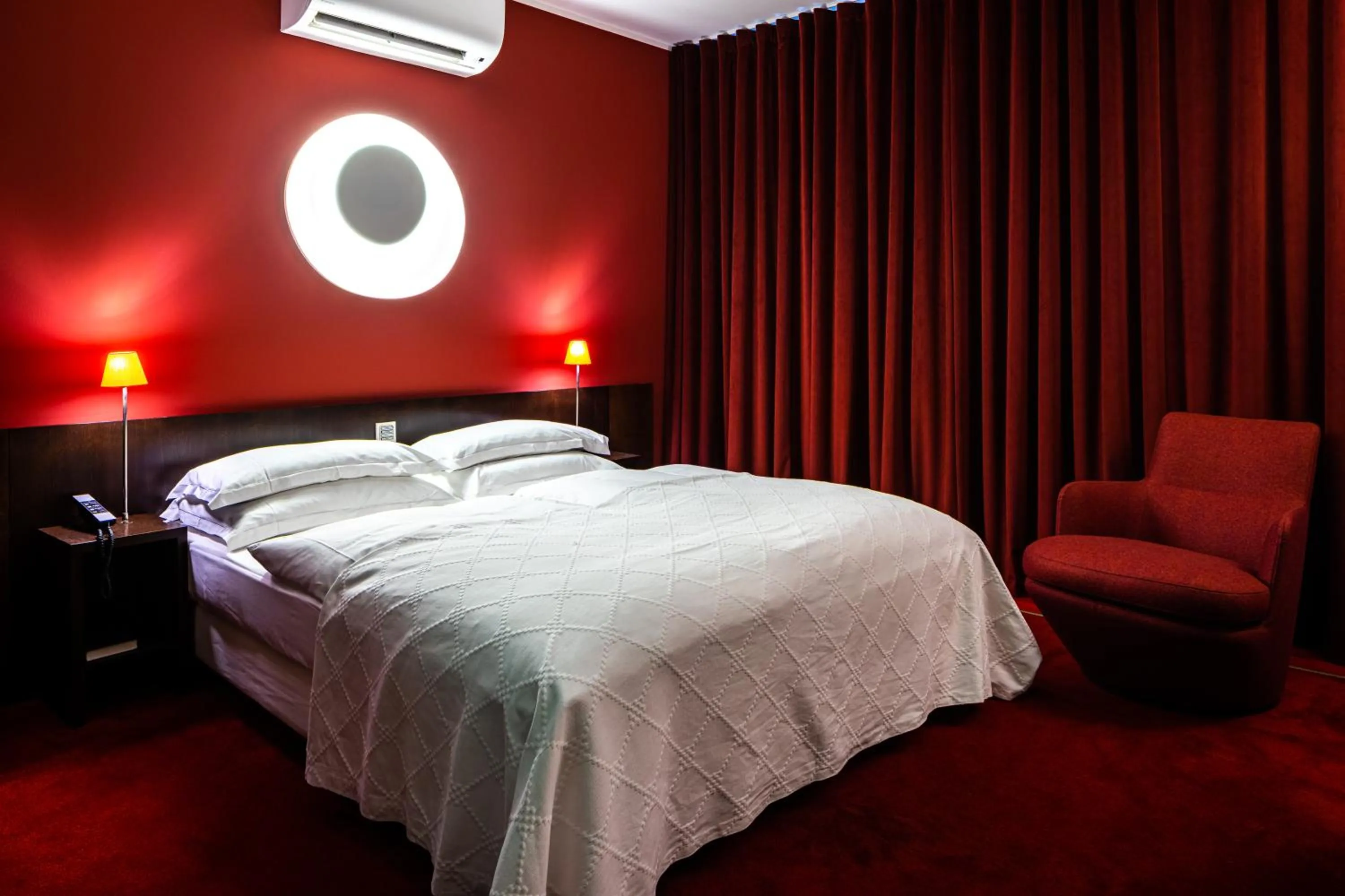 Photo of the whole room, Bed in The New Yorker Hotel Köln-Messe