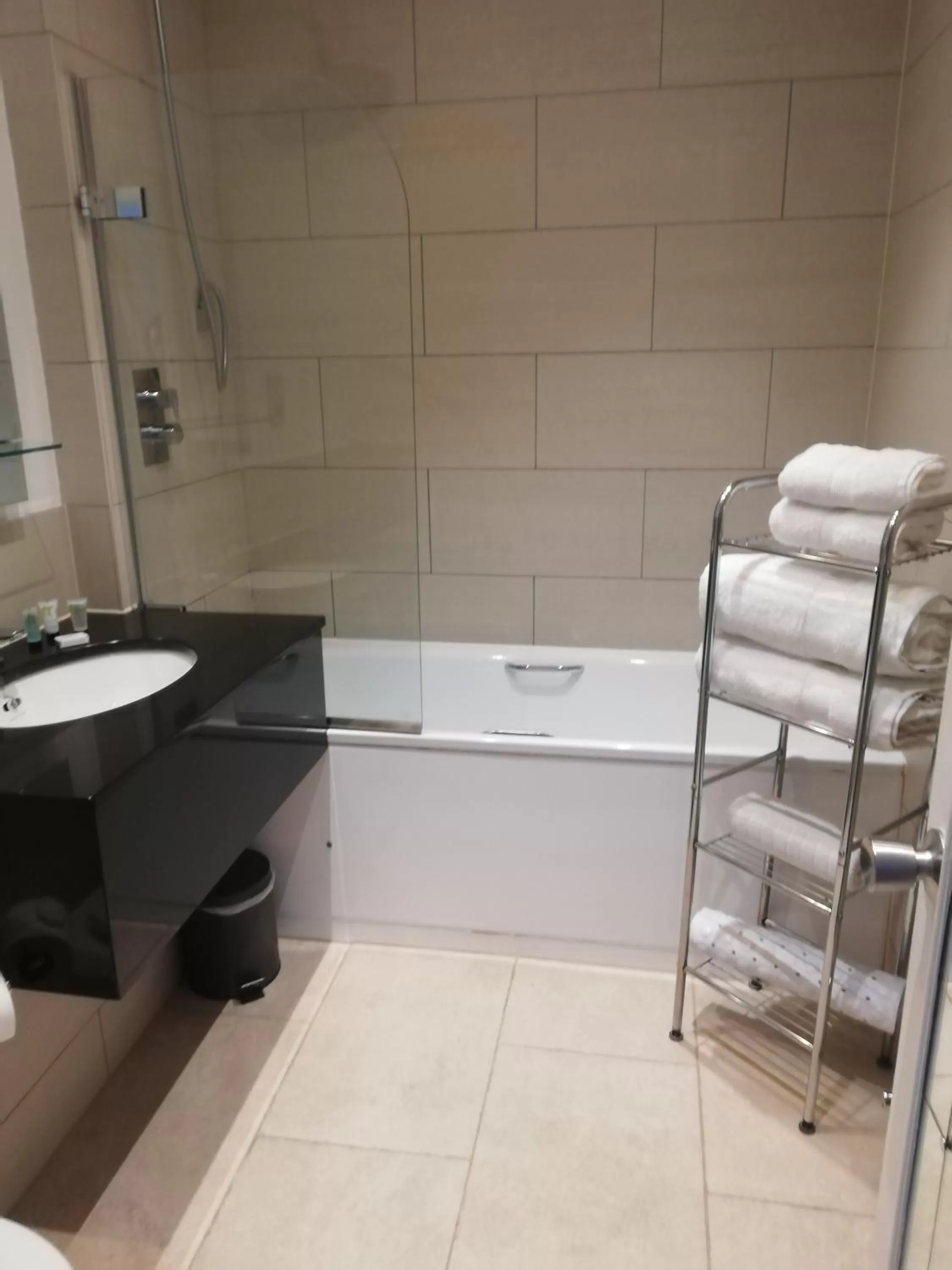 Bathroom in Cliff Hotel