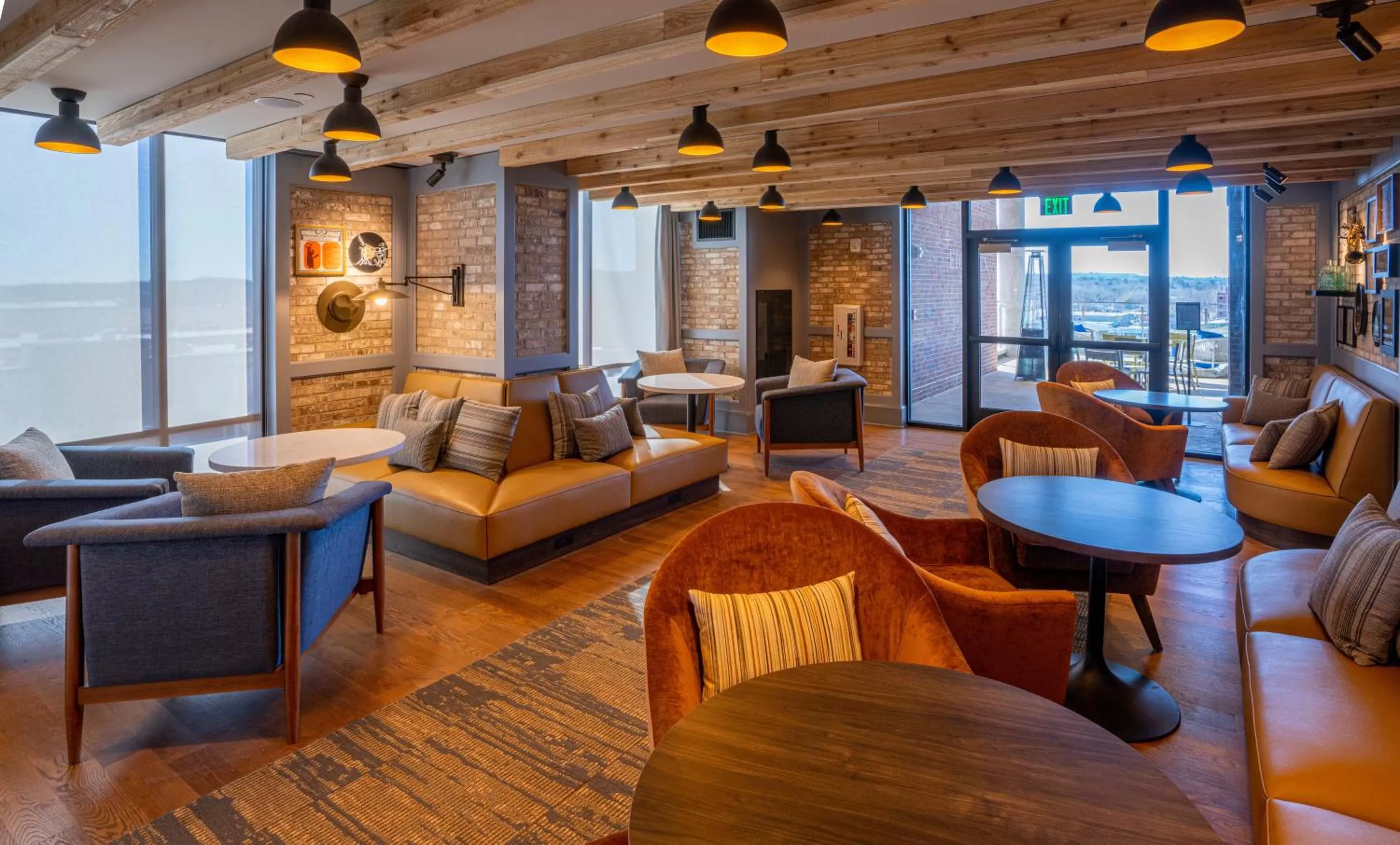 Lounge or bar in Hotel Indigo - Columbus at Riverfront Place by IHG