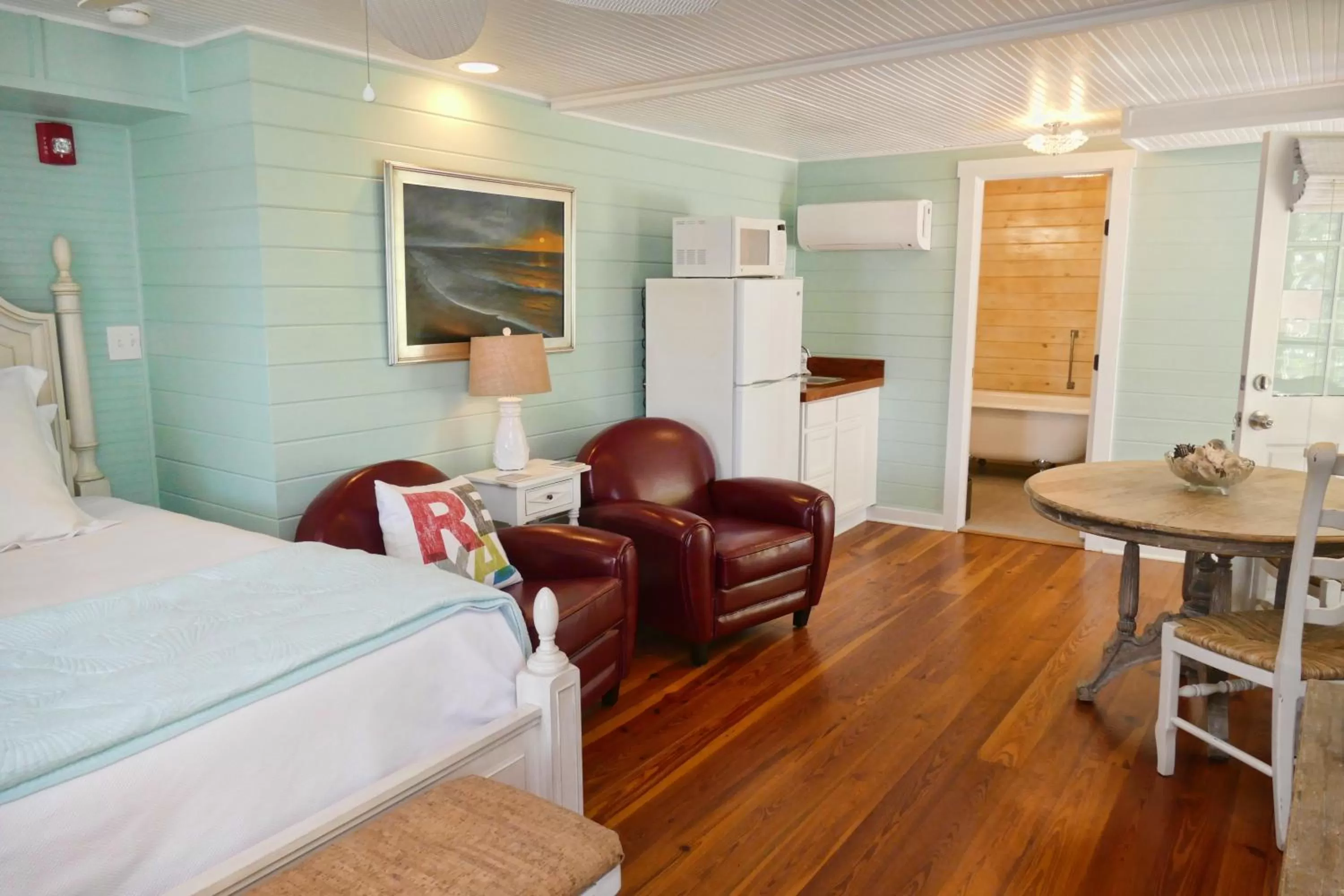 Photo of the whole room, Bed in Beachview Inn and Spa