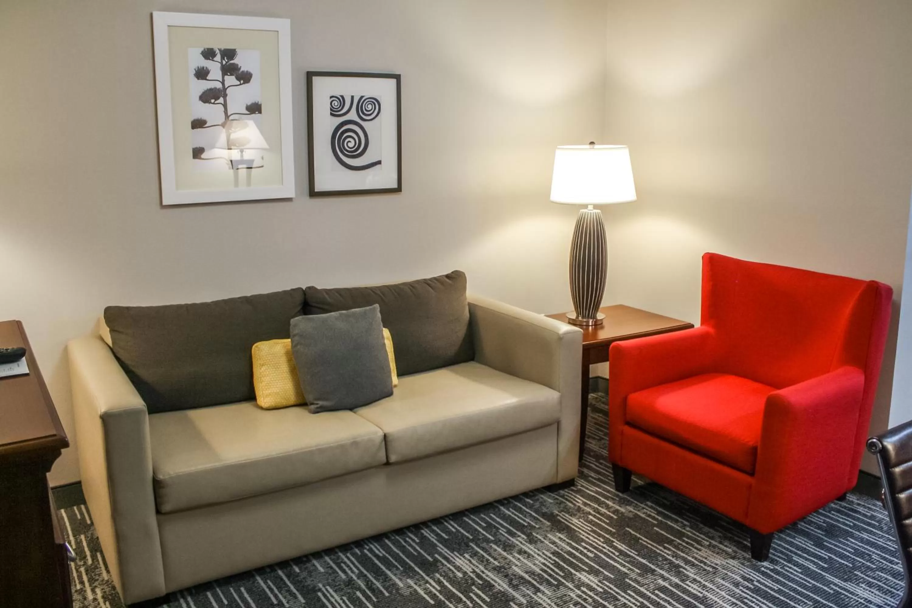 Living room in Country Inn & Suites by Radisson, Washington Dulles International Airport, VA