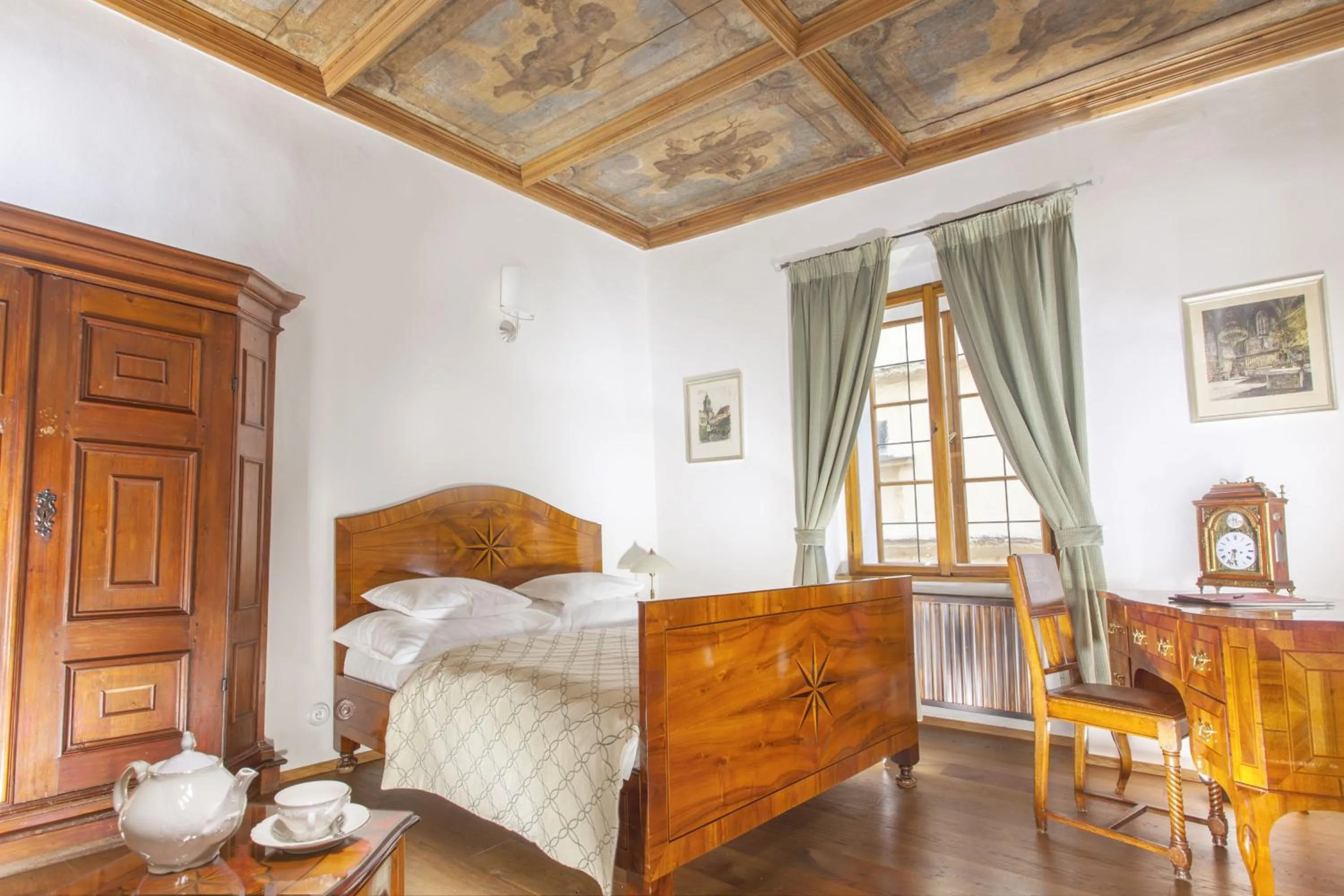 Photo of the whole room, Bed in Hotel At the Green Grape