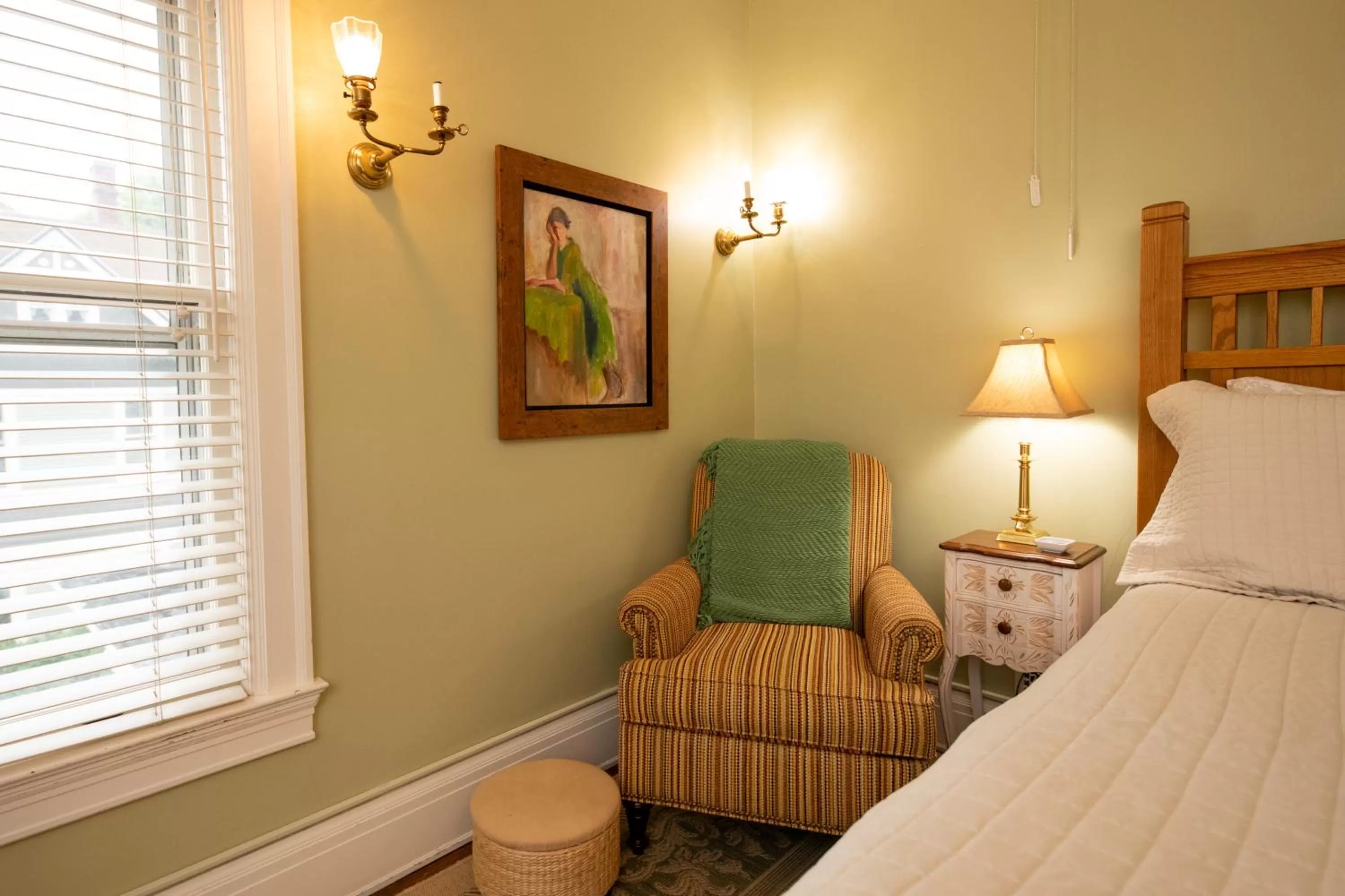 Seating area, Bed in Cartier Mansion