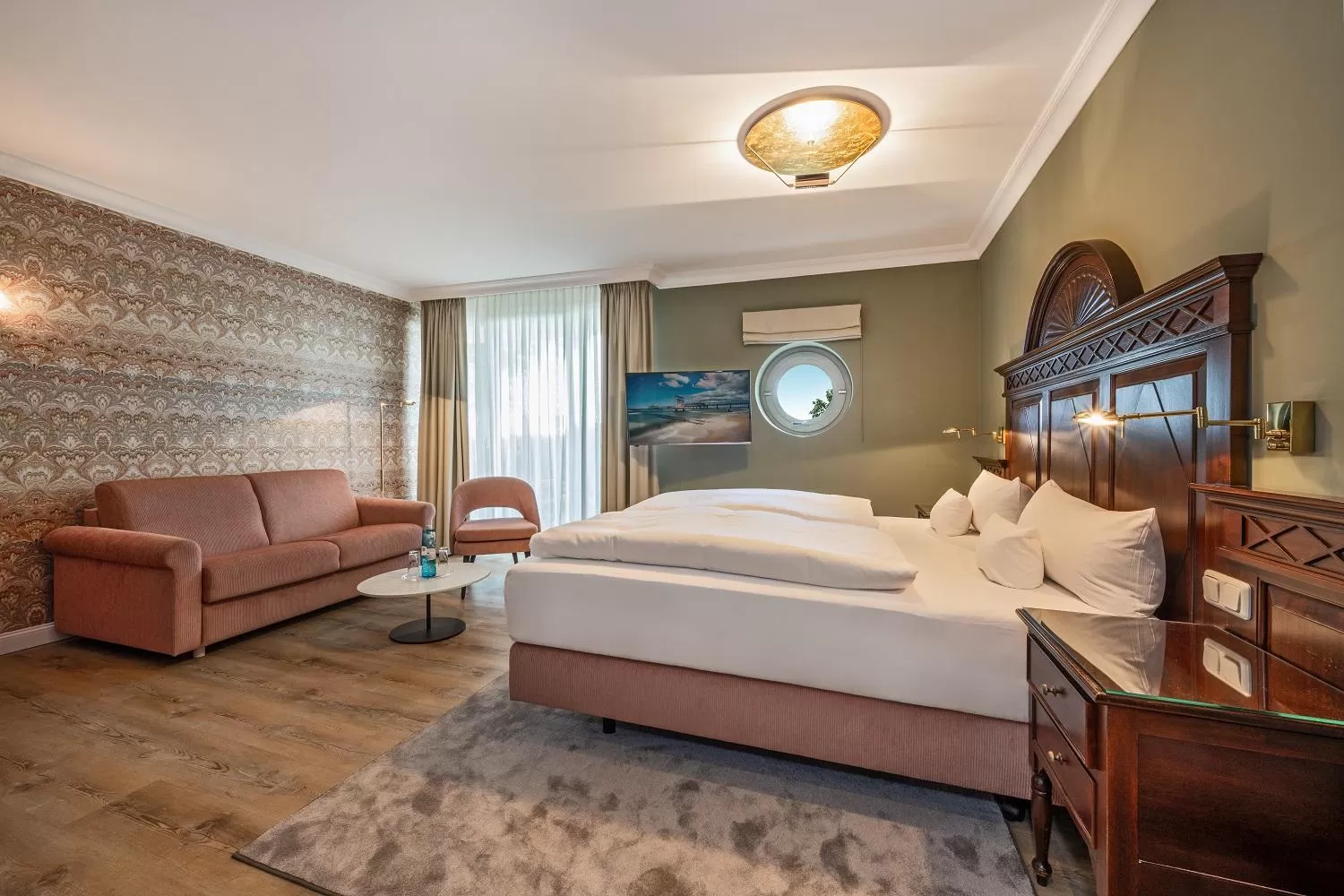 Photo of the whole room, Bed in Strandhotel Heringsdorf mit Soleaußenpool 30 Grad