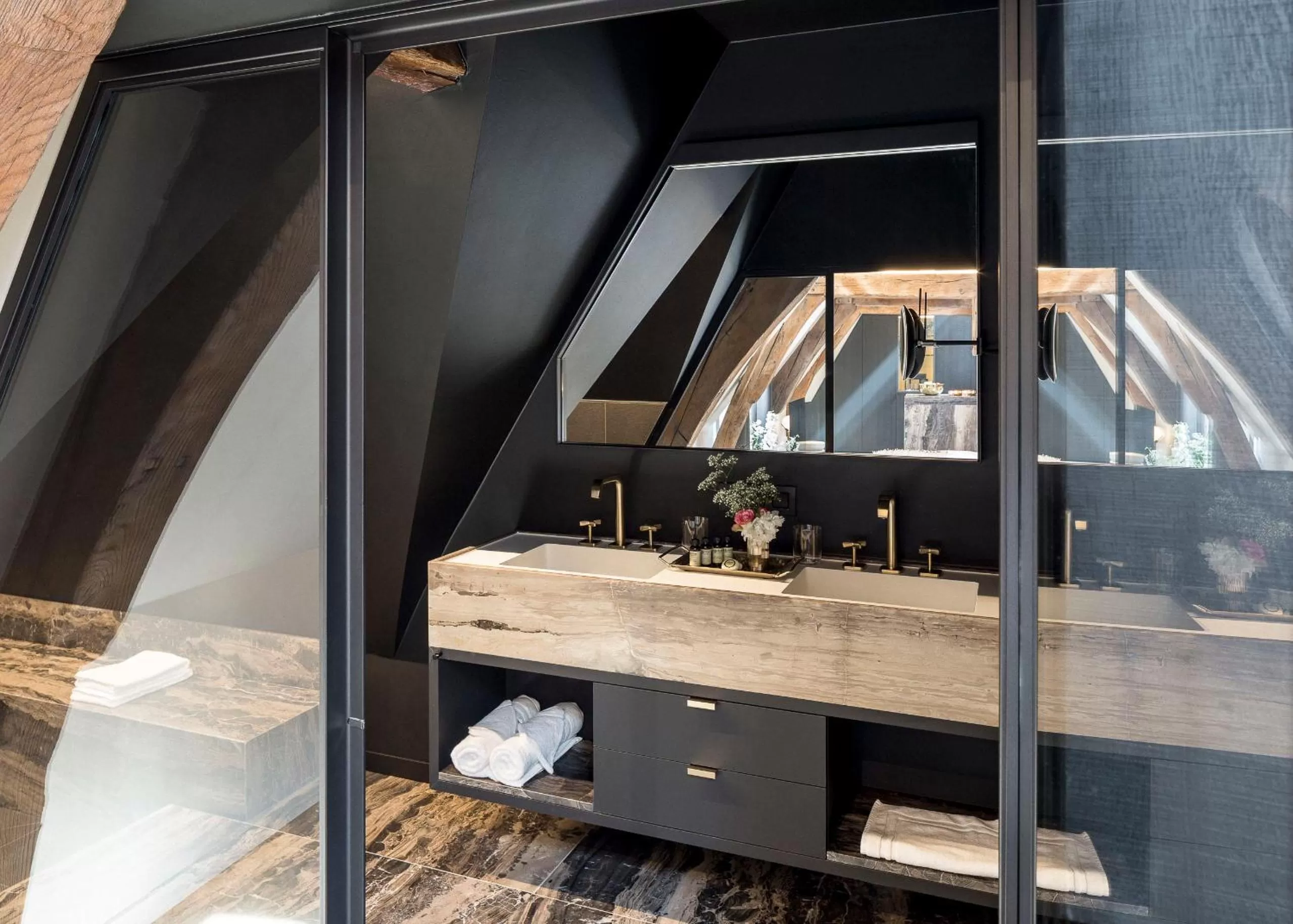 Shower in Gulde Schoen Luxury Studio-apartments