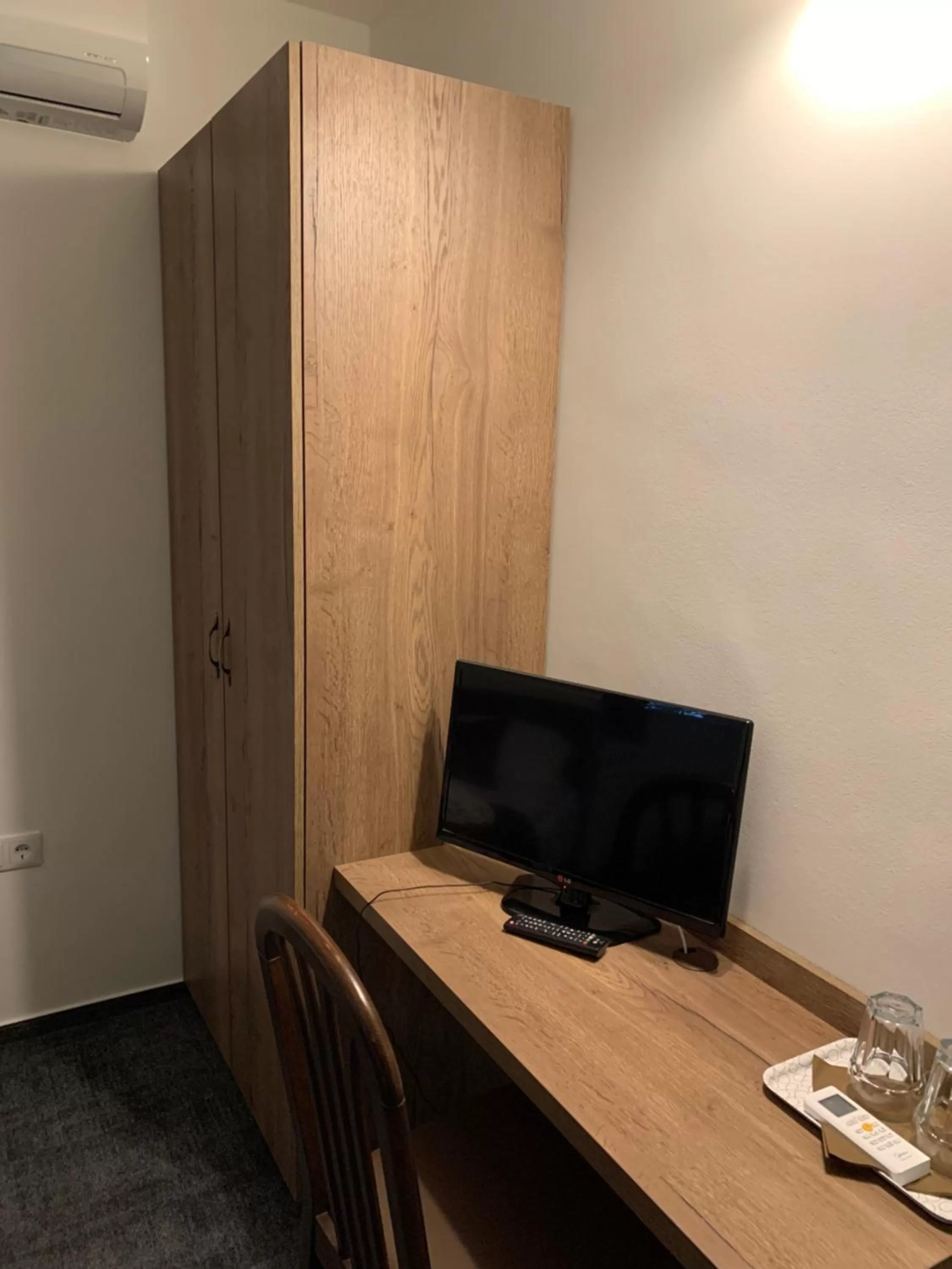 Property building, TV/Entertainment Center in A Fogadó