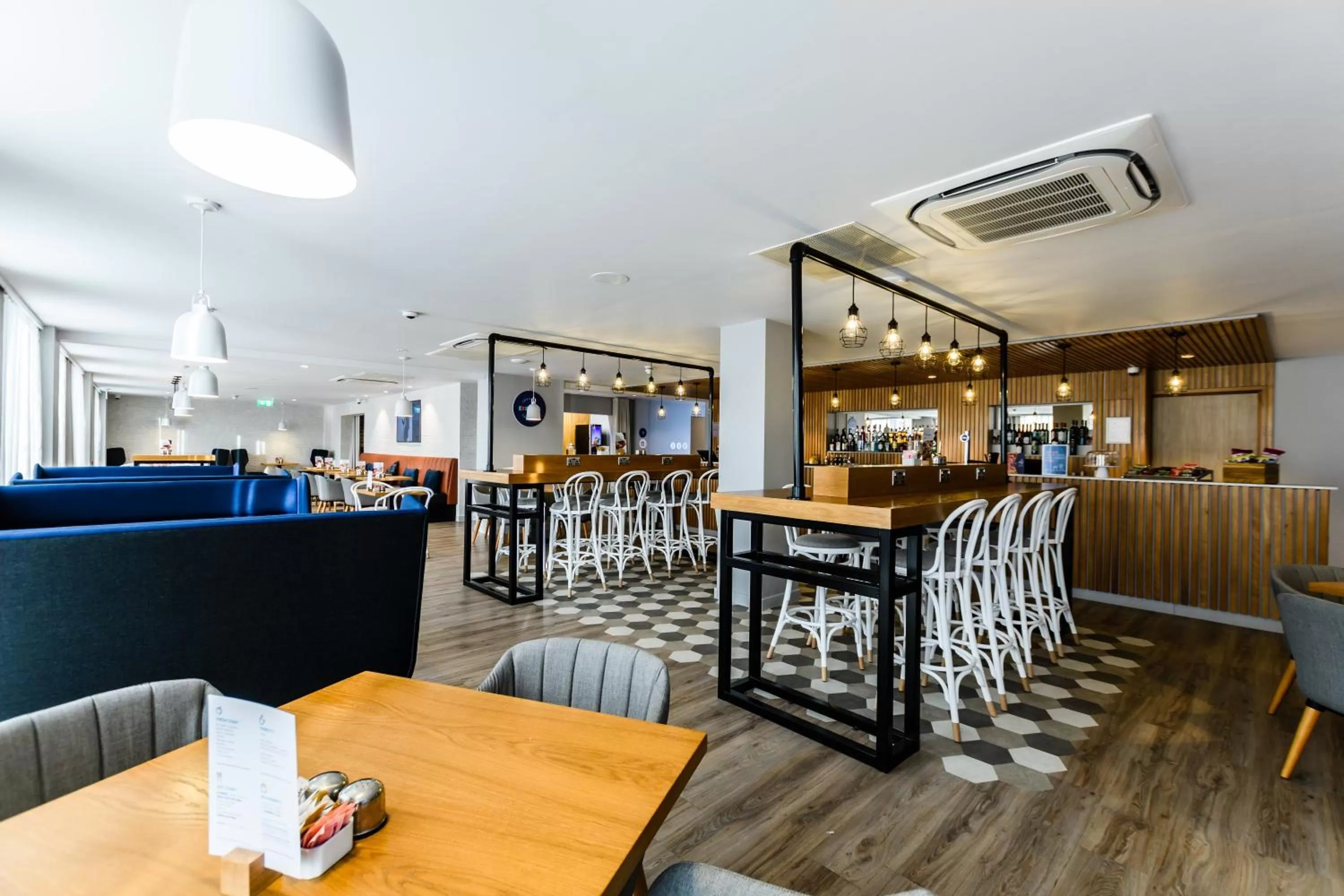 Lounge or bar in Holiday Inn Express - Wigan by IHG