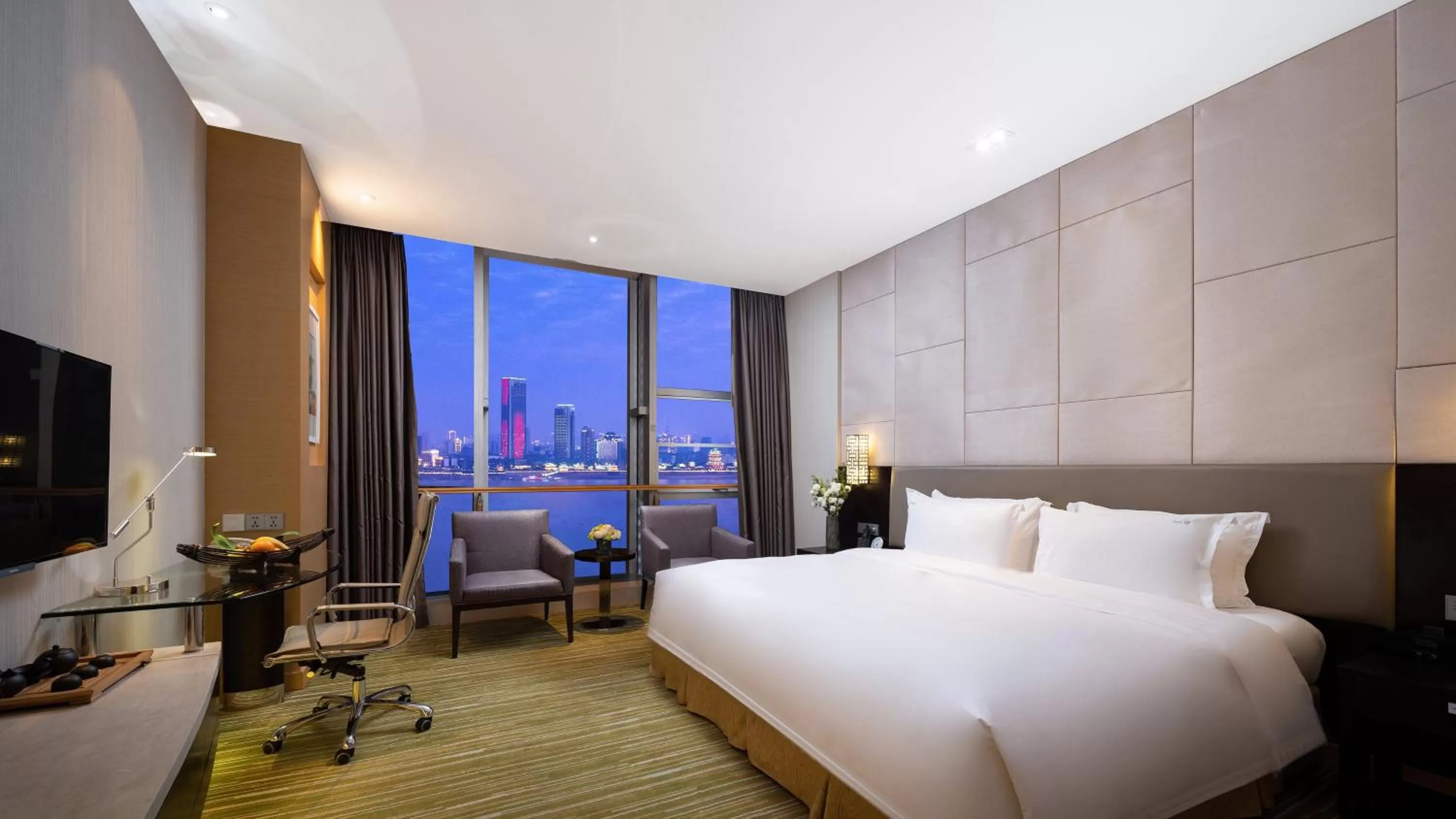 Photo of the whole room, Bed in Holiday Inn Nanchang Riverside by IHG