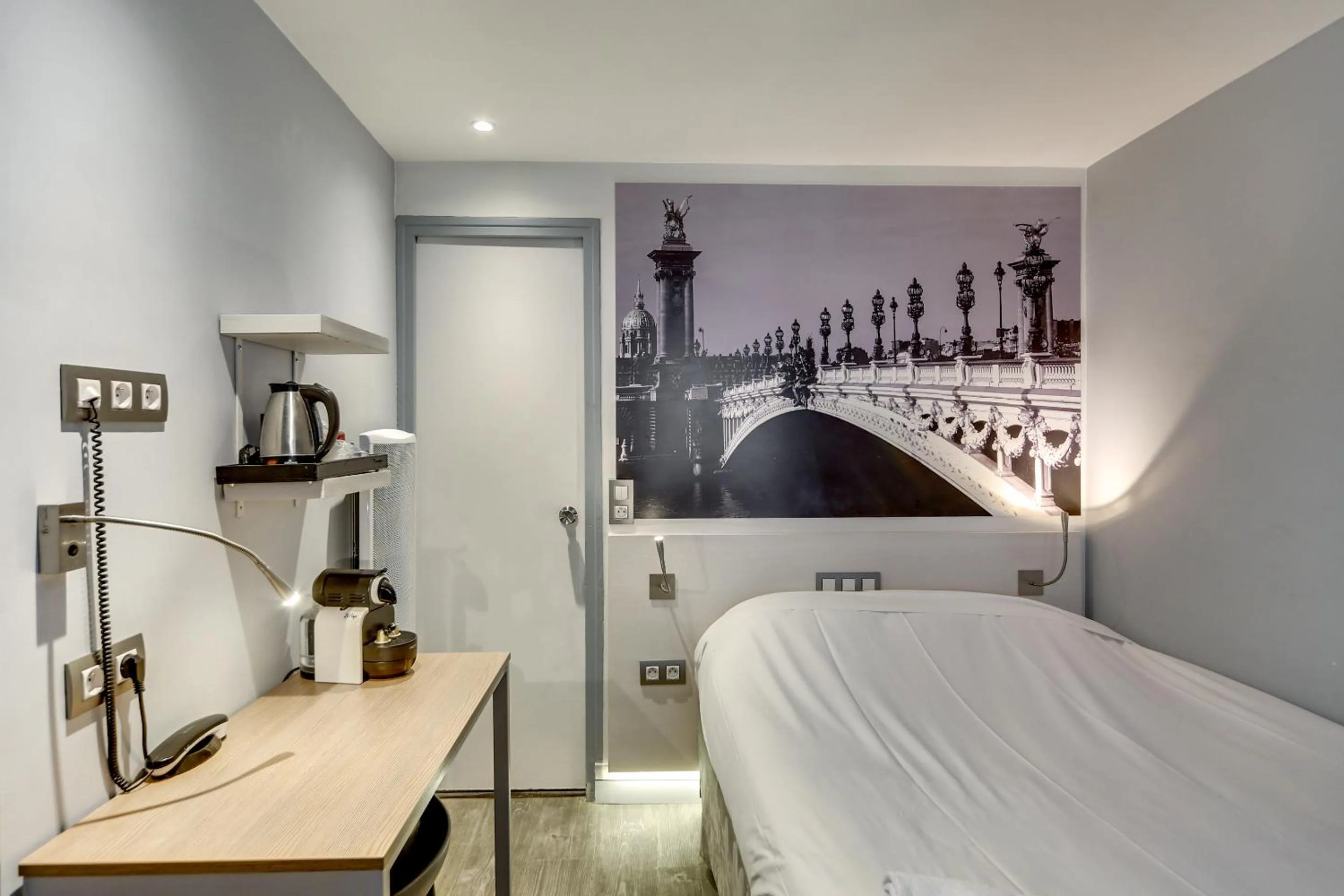 Coffee/tea facilities, Bed in Kyriad Paris 12 - Nation