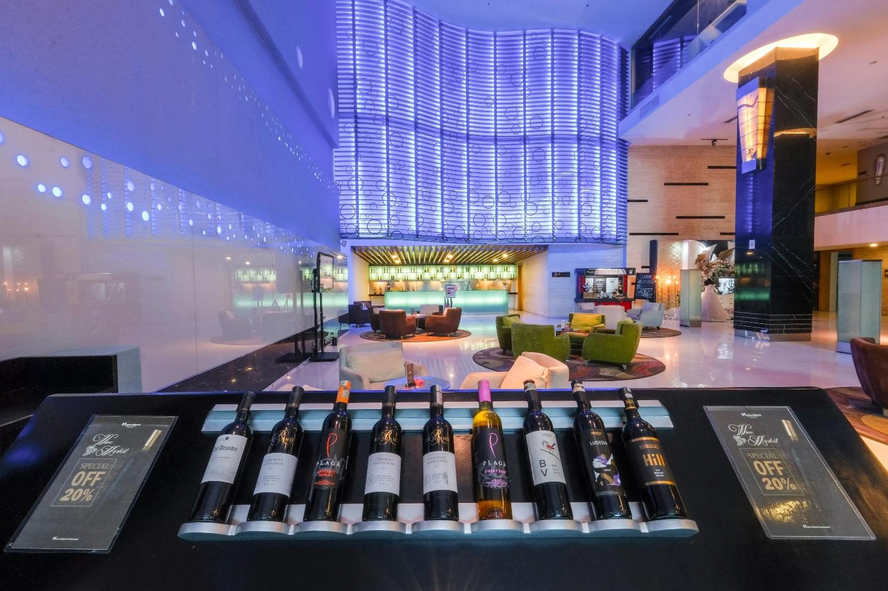Lounge or bar in Swiss-Belhotel Mangga Besar