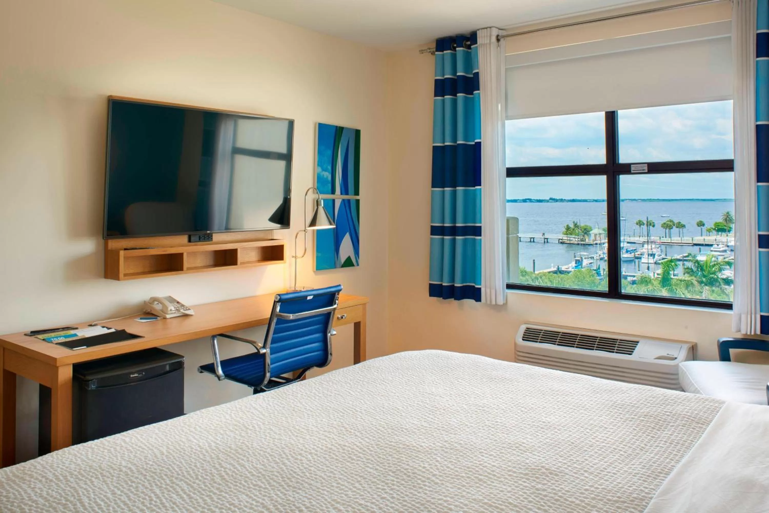 Photo of the whole room, Bed in Four Points by Sheraton Punta Gorda Harborside