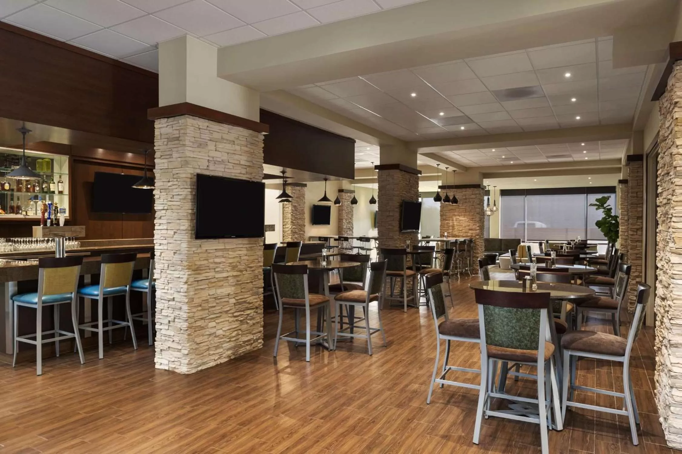 Restaurant/places to eat in Embassy Suites by Hilton Dallas Market Center