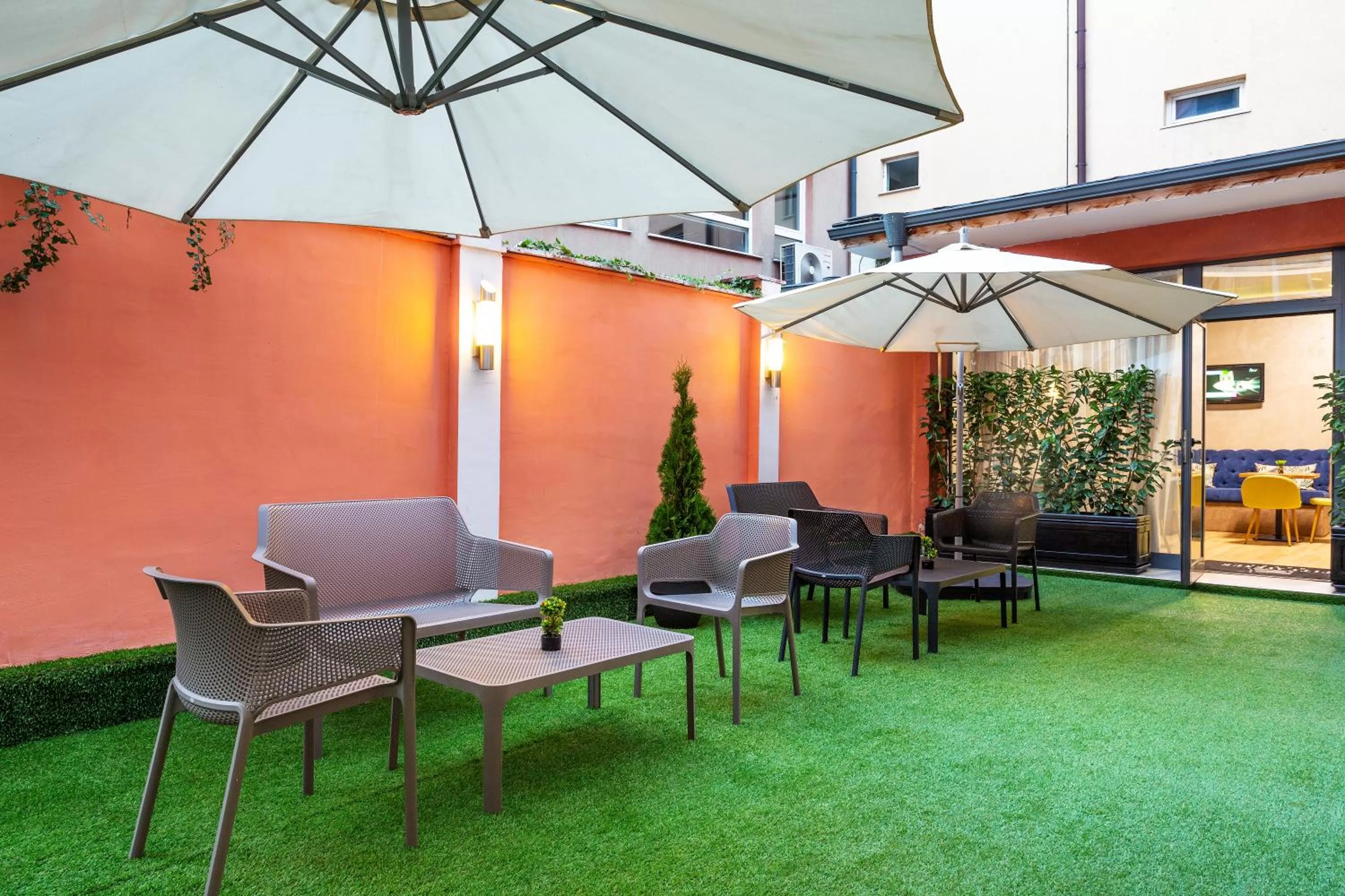 Patio in City Avenue Hotel