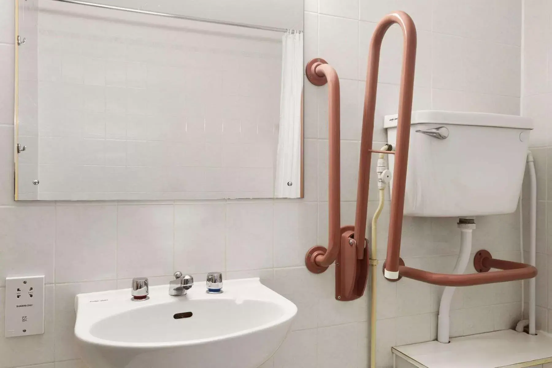 Twin Room - Mobility Access/Non-Smoking in Days Inn by Wyndham Sevenoaks Clacket Lane Twin Room - Mobility Access/Non-Smoking in Days Inn by Wyndham Sevenoaks Clacket Lane