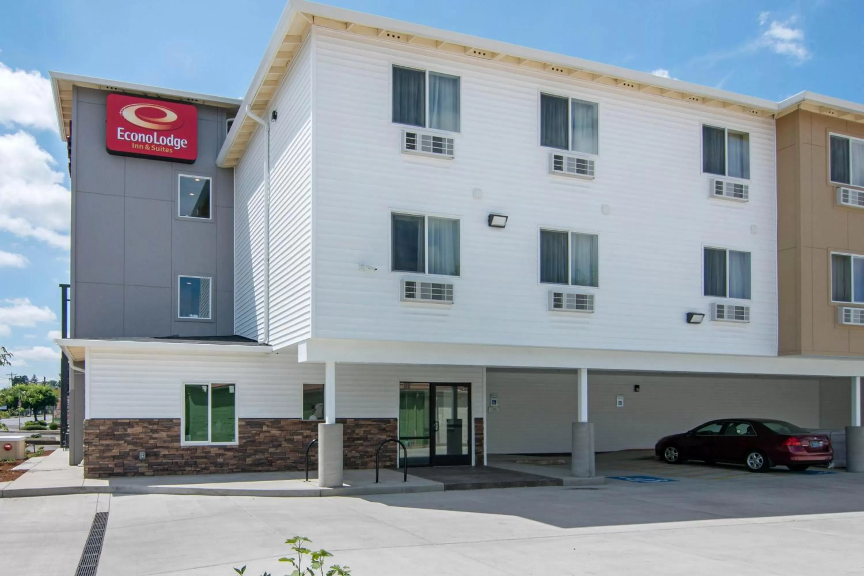 Property building in Econo Lodge Inn & Suites Springfield Main Street