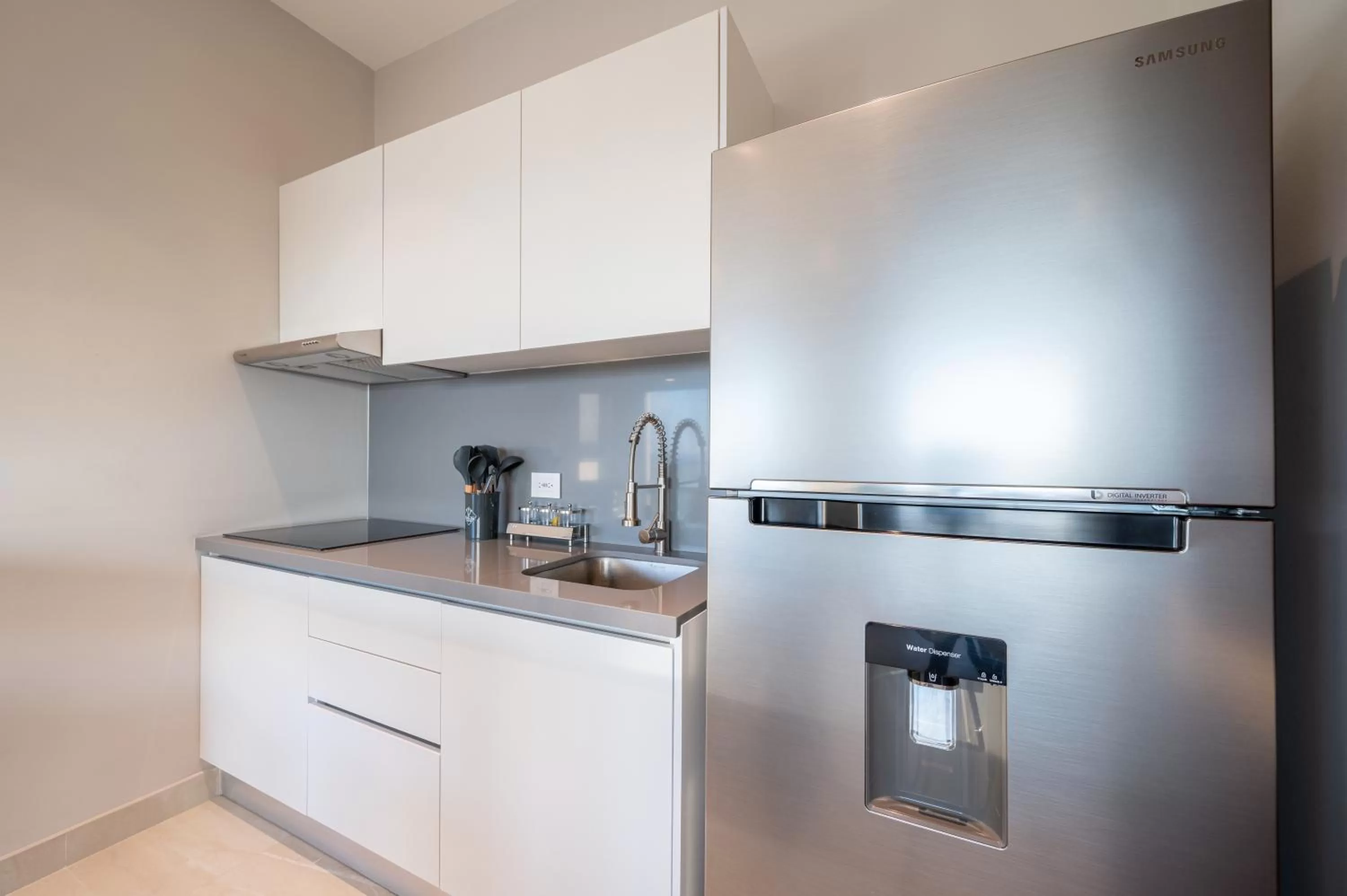 Kitchen or kitchenette in Kippal - Modern Oasis - ApartHotel