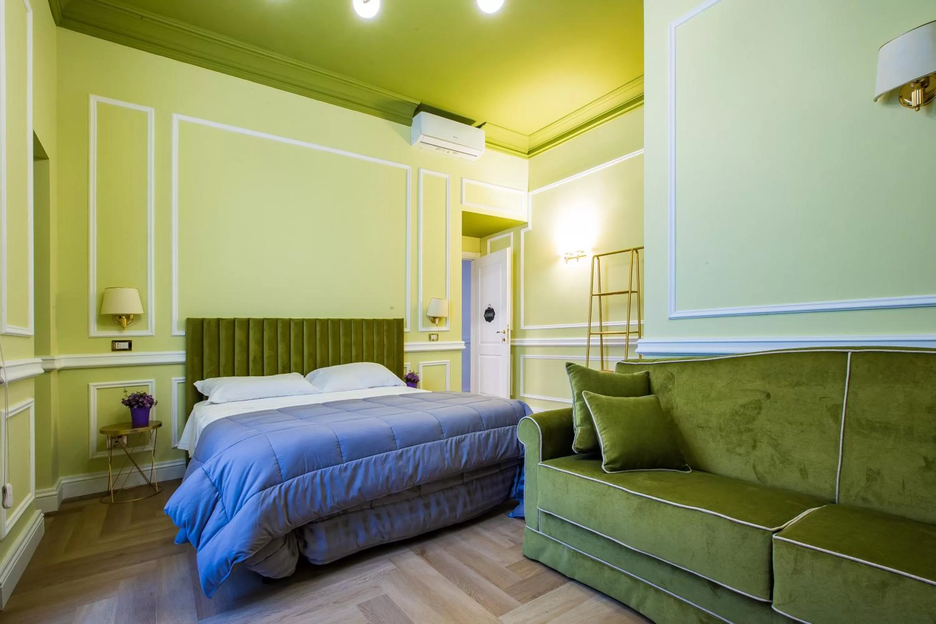 Photo of the whole room, Bed in Hold Rome - Luxury Suites