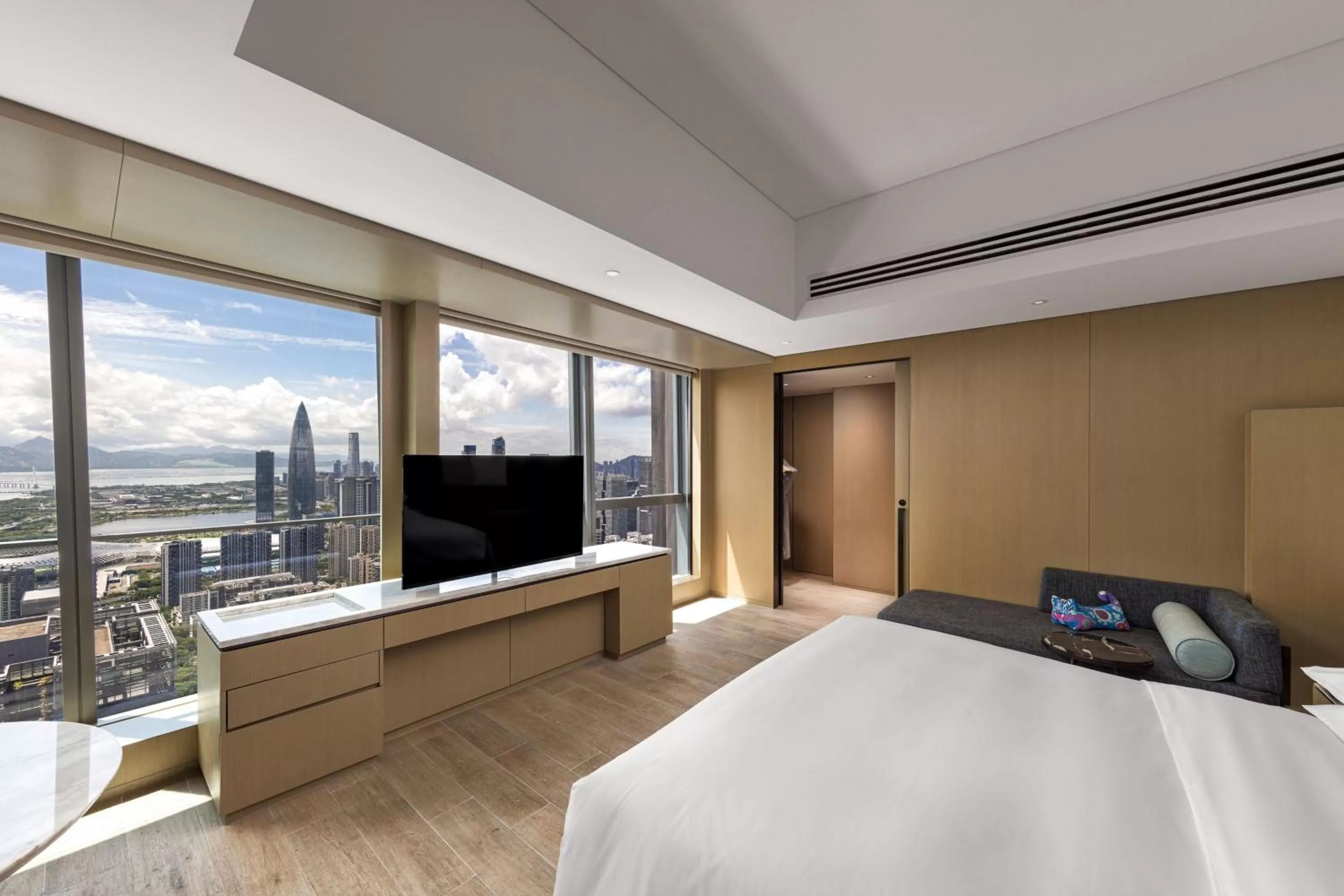 Photo of the whole room, Bed in Renaissance Shenzhen Bay Hotel