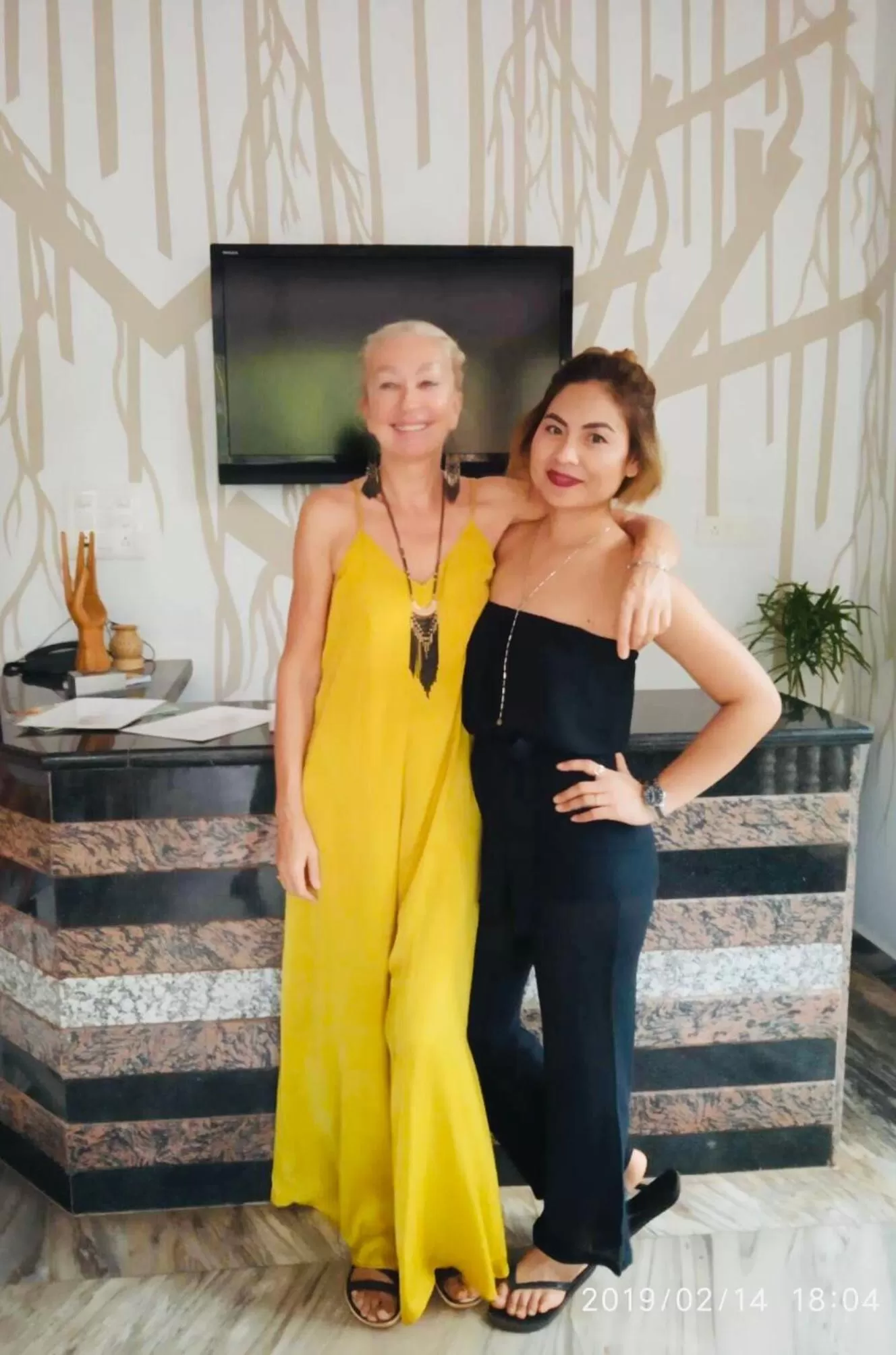 group of guests in LaligurasVilla Beachside Escape - 100m to Beach