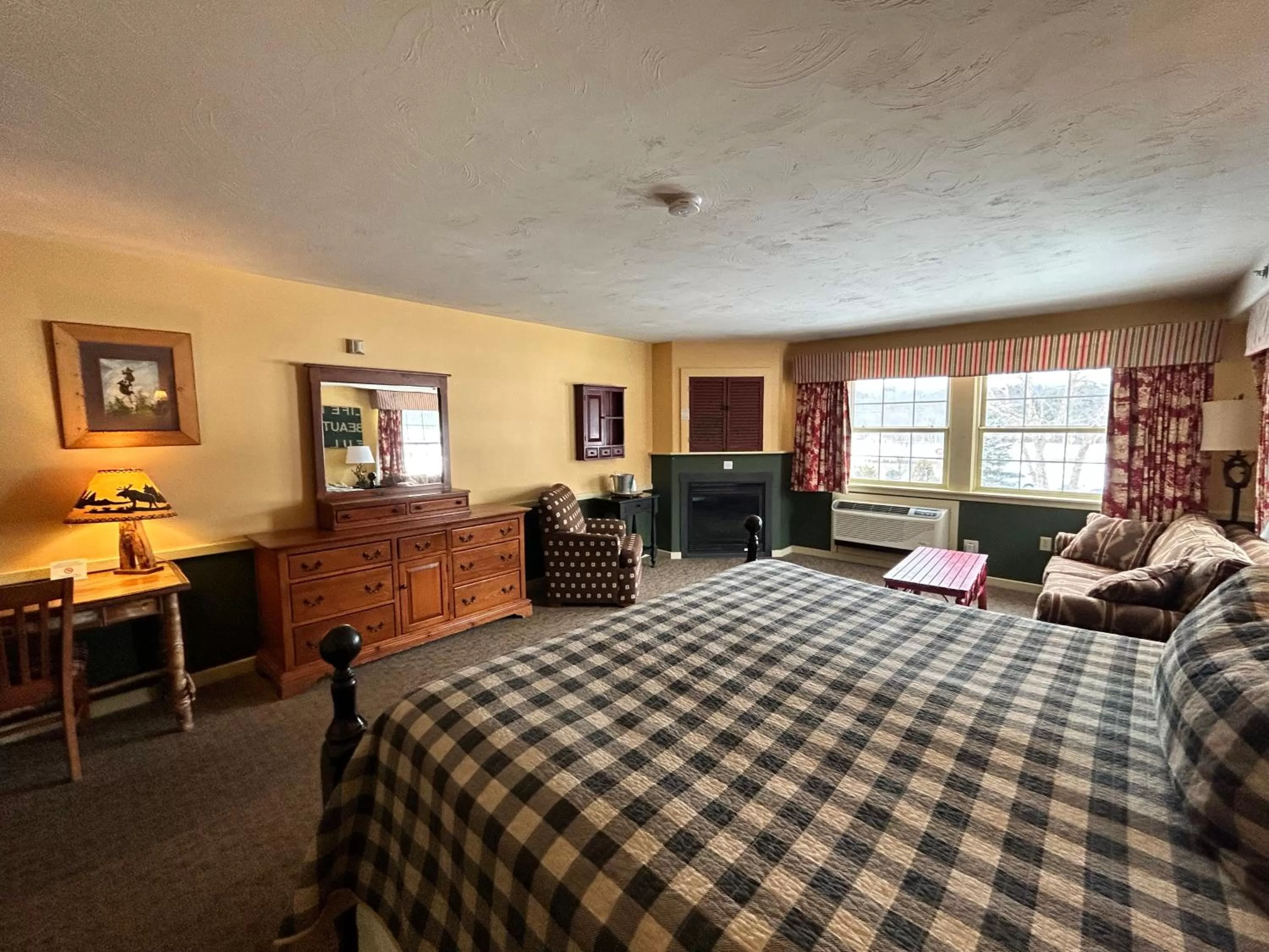 Bed in The Common Man Inn, Spa & Lodge