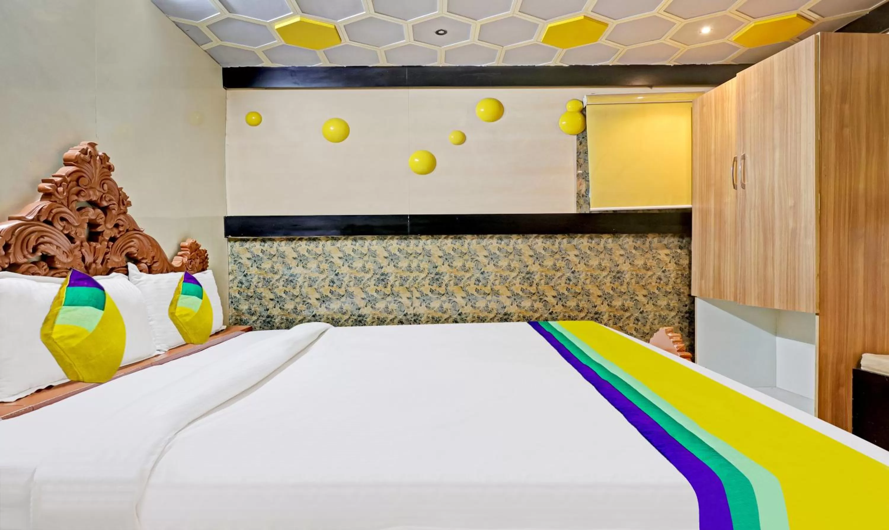 Bedroom in Itsy By Treebo - Friends