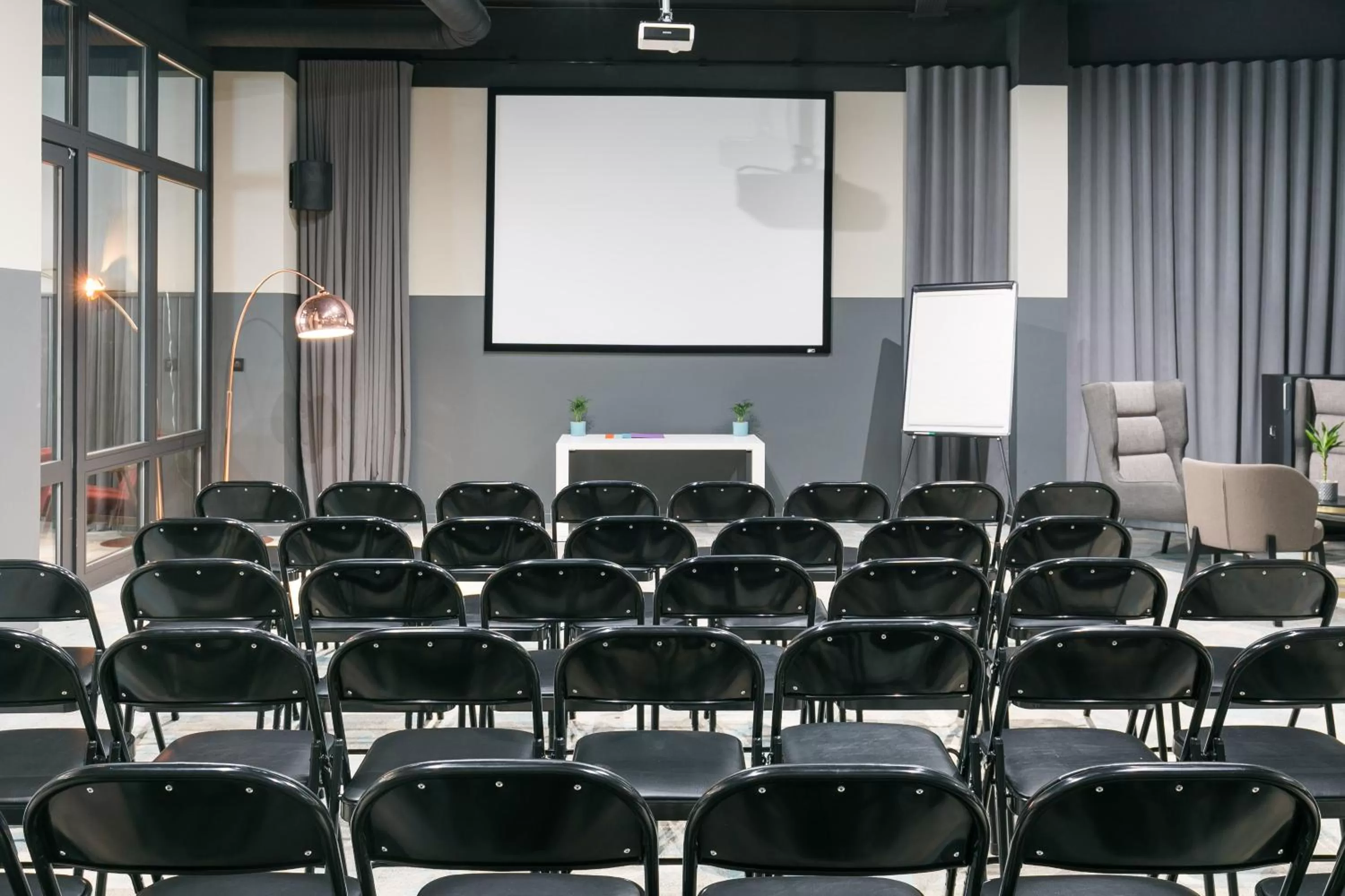 Business facilities in Hotel Kaijoo by HappyCulture