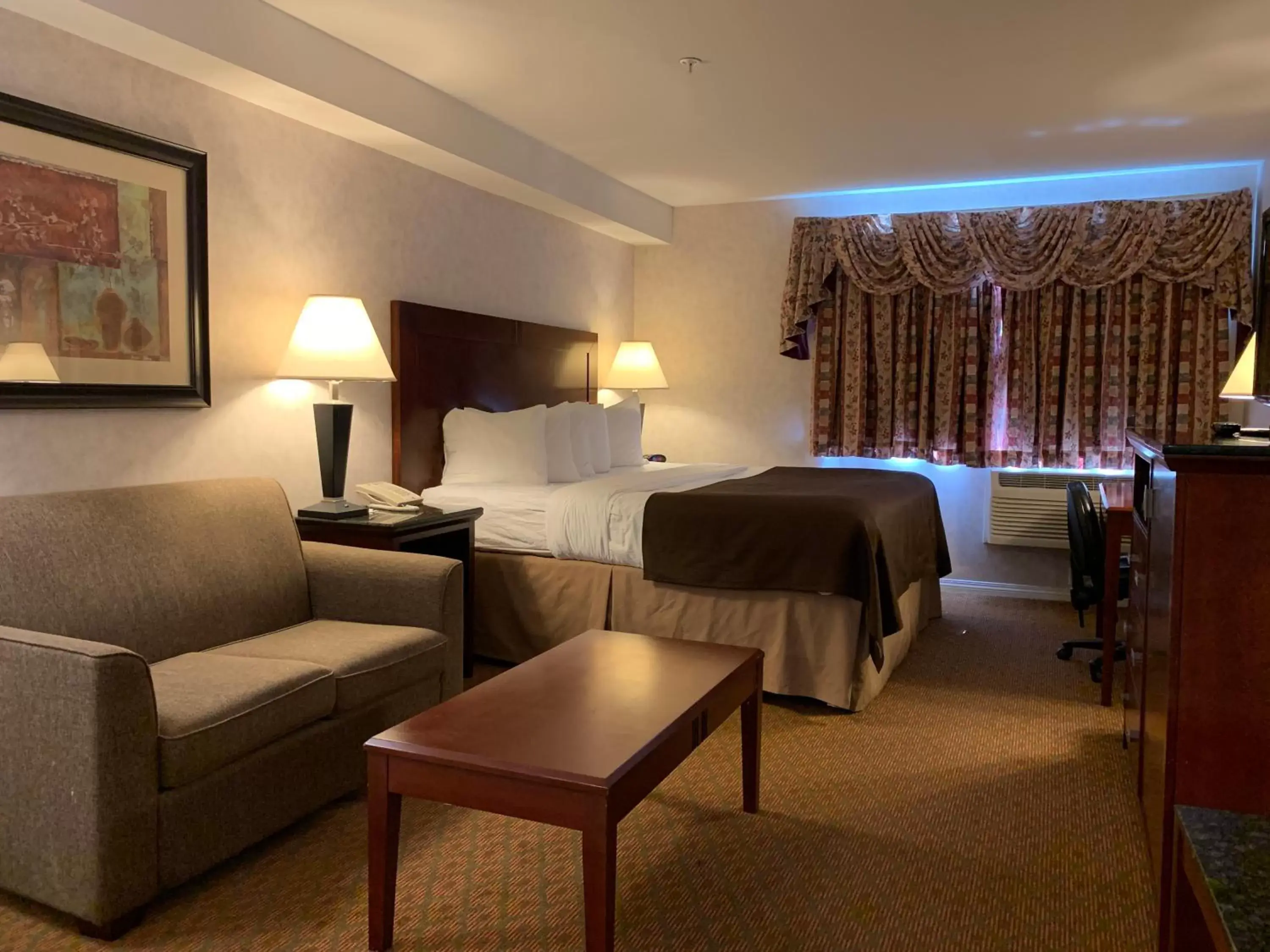 King Room with Sofa Bed in Pacific Inn & Suites Kamloops King Room with Sofa Bed in Pacific Inn & Suites Kamloops