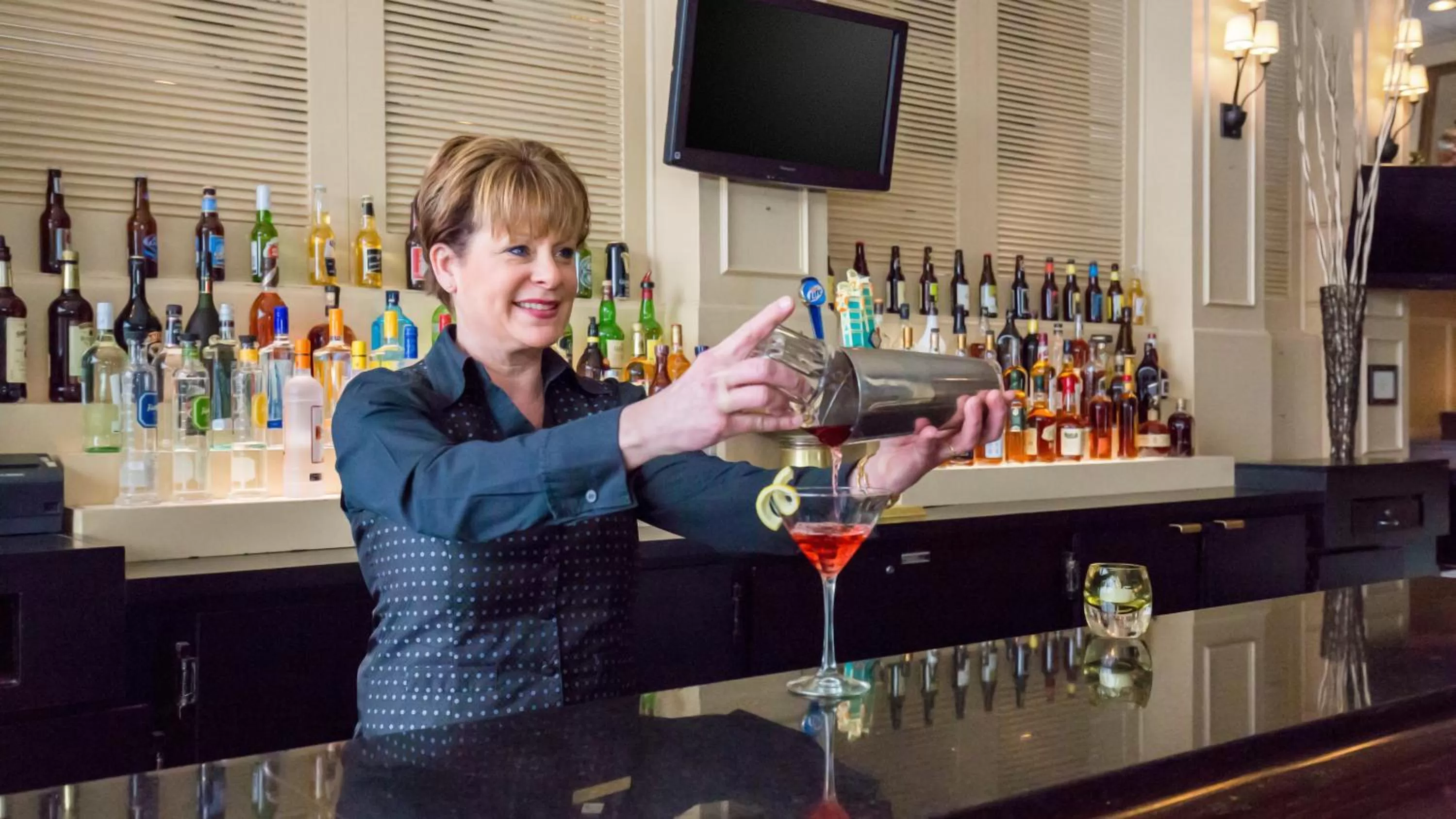 Lounge or bar in Holiday Inn Chicago Nw Crystal Lk Conv Ctr by IHG