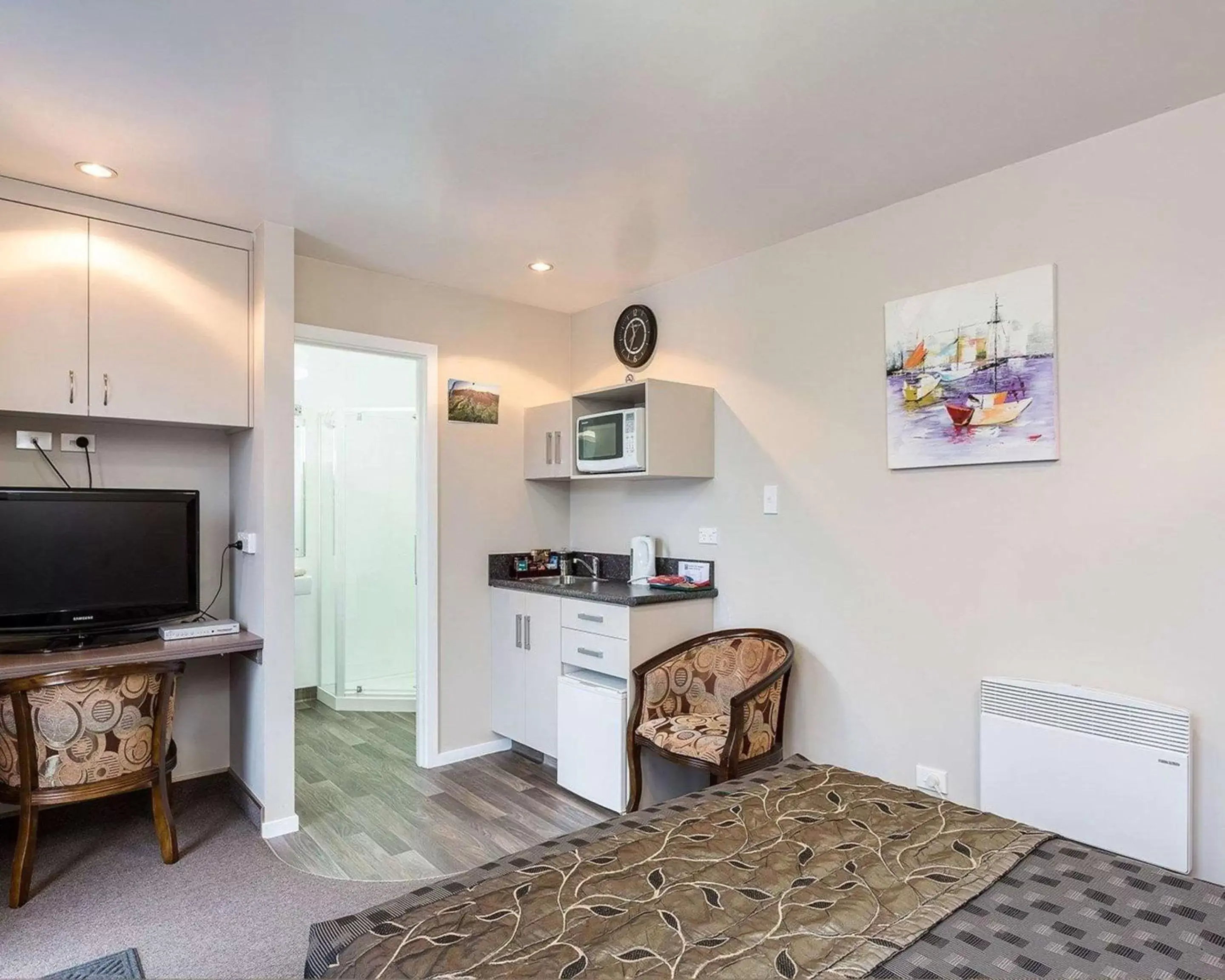 Queen Room in Comfort Inn Tayesta Motel Queen Room in Comfort Inn Tayesta Motel