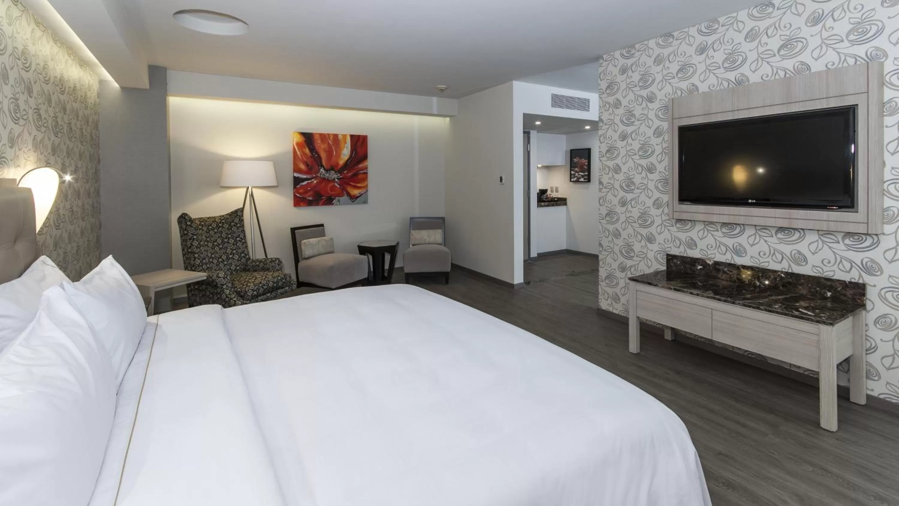 Photo of the whole room, Bed in Holiday Inn Express Mexico- Toreo by IHG