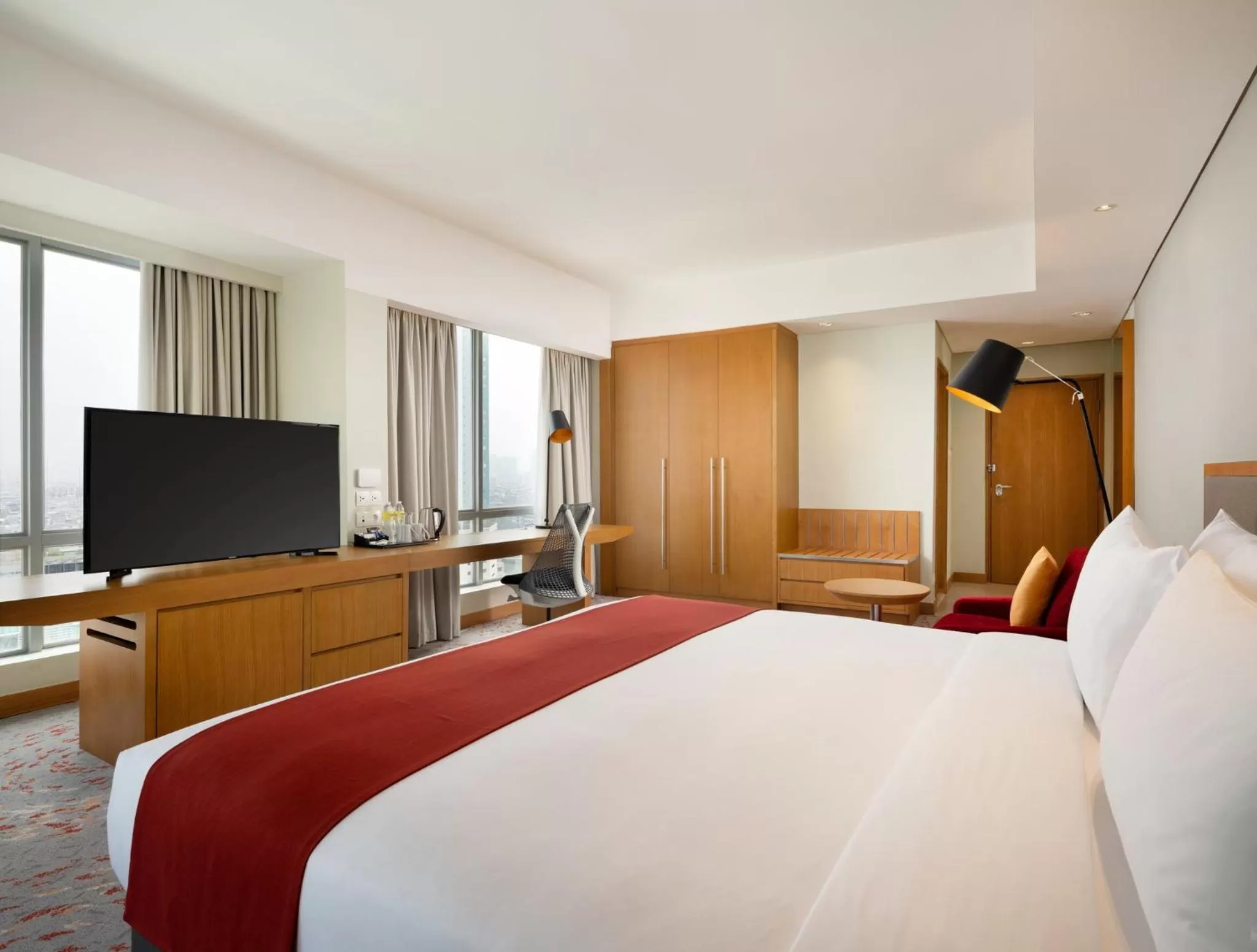 Photo of the whole room, Bed in Holiday Inn & Suites Jakarta Gajah Mada by IHG