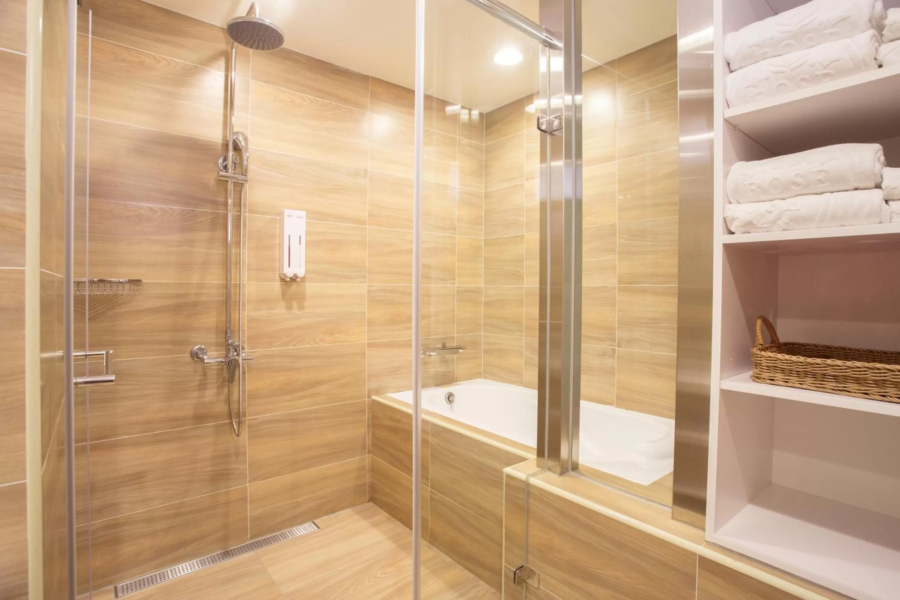 Shower in Royal Rose Hotel Taipei Station