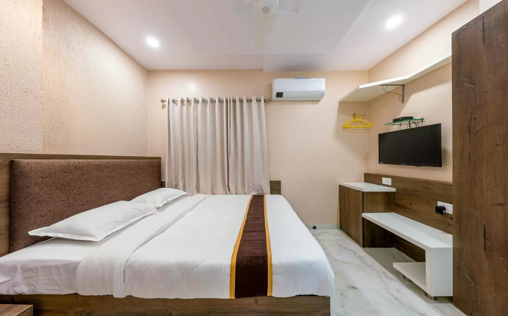 Bed in Hotel Aatithya Satkar Near Mahalaxmi Temple